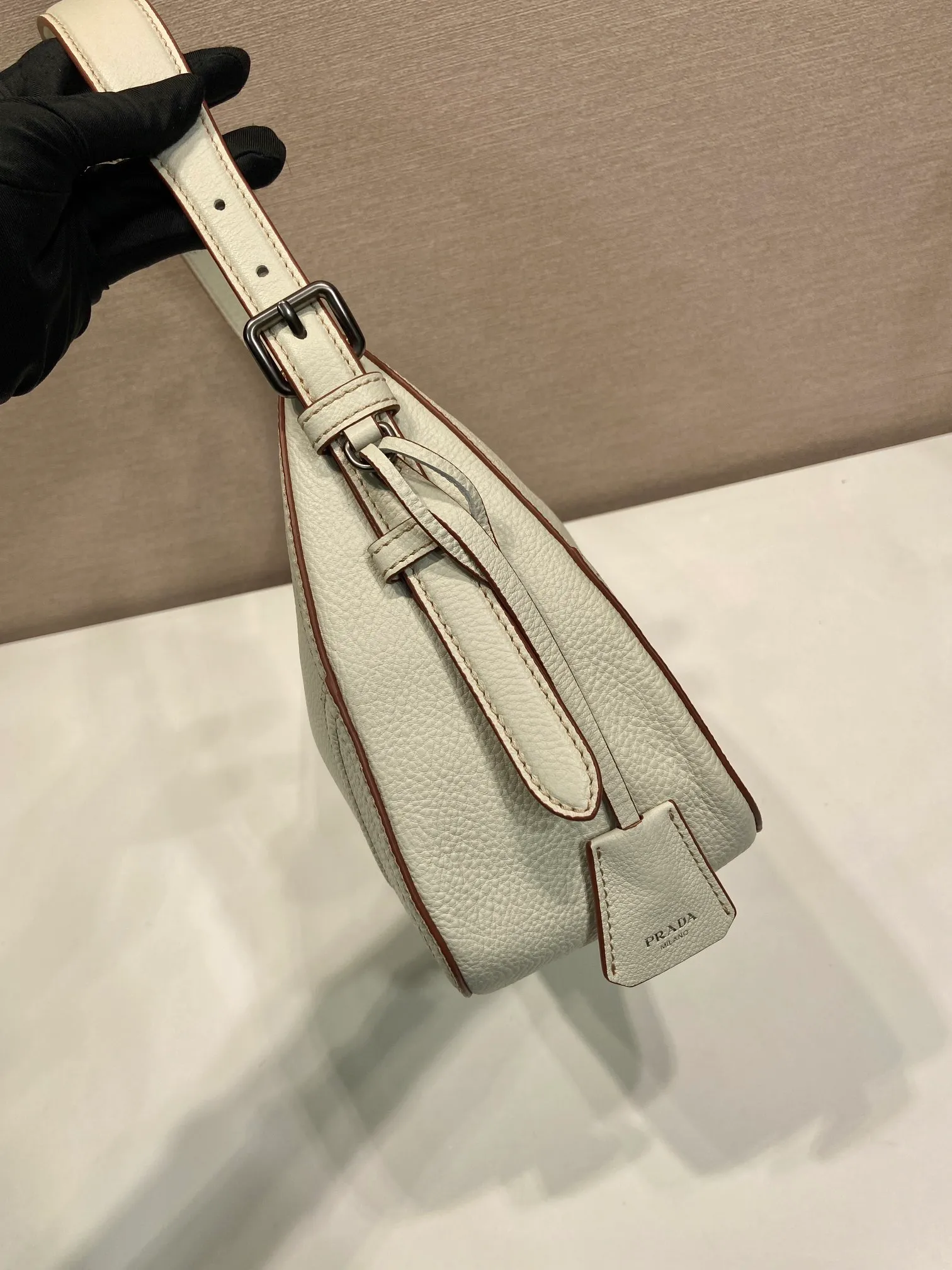 💰1760🎉New🎉1BC280🎉🎉 This new interpretation of the iconic Aimée bag celebrates the P family’s heritage with a design reminiscent of a travel theme. The unique hobo silhouette adds a new element, as the leather is richly textured and exhibits fine, irregular textures for a natural and refined effect. Reinforced corners inspired by travel bags highlight the craftsmanship and timeless character of this style. Detachable keychain/hot tag with large capacity and a popular style that will never go out of style🎉🎉Babies, hurry up and get it🎉🎉 Length 36x Height 20x Bottom 11cm🎉🎉💰💰💰