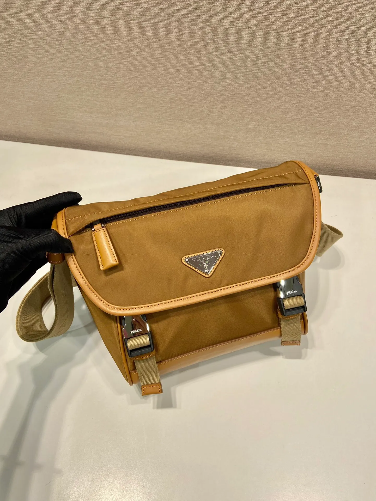 💰1260🎉New messenger bag🎉🎉2VD066 small🎉🎉 This messenger bag is designed with Re-Nylon recycled nylon fabric, with contrasting calfskin, flap and snap closure, three external zipper pockets, internal zipper pocket and patch pocket. It has a large capacity and is a hit that will never go out of style. Handsome guys, come in quickly🎉🎉92698650 Length 20 height 19 bottom 10cm🎉🎉🎉🍊🍊🍊
