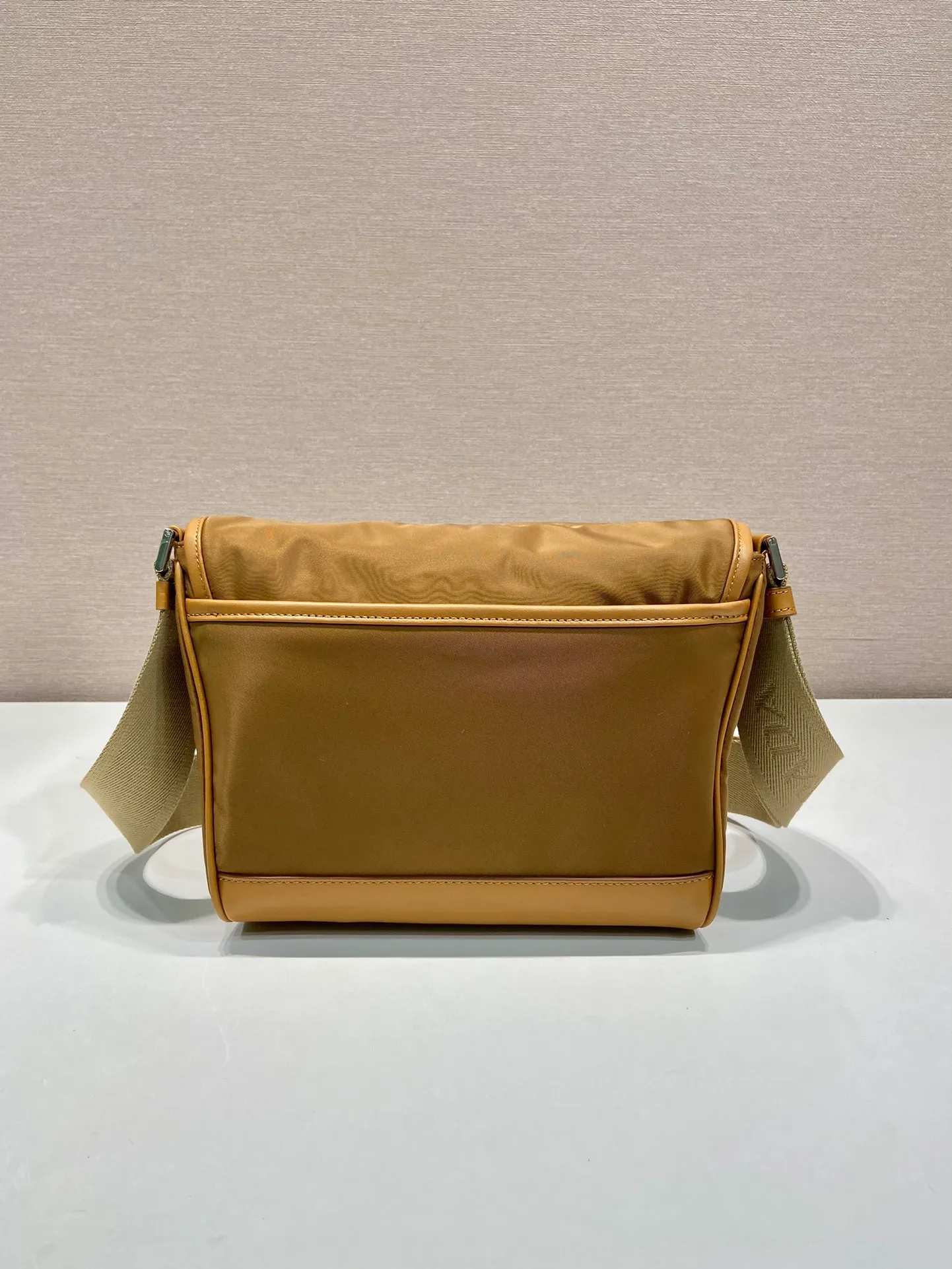 💰1260🎉New messenger bag🎉🎉2VD066 small🎉🎉 This messenger bag is designed with Re-Nylon recycled nylon fabric, with contrasting calfskin, flap and snap closure, three external zipper pockets, internal zipper pocket and patch pocket. It has a large capacity and is a hit that will never go out of style. Handsome guys, come in quickly🎉🎉92698650 Length 20 height 19 bottom 10cm🎉🎉🎉🍊🍊🍊