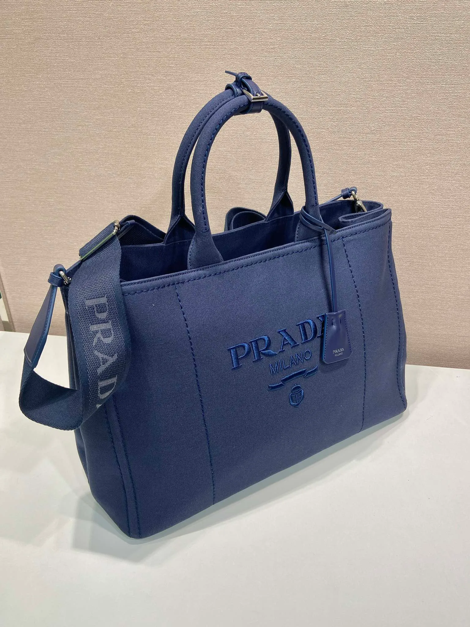 💰1240🎉New Jardinière Shoulder Bag🎉2VG131 Men's Max🎉🎉 This canvas handbag is a new interpretation with a simple and exquisite design, versatile and versatile, with ample interior space. The classic style is embellished with leather trim, showing the essence of exquisite craftsmanship. Striking stitching. Canvas carry handles. Detachable and adjustable webbing strap. Large capacity/cool upper body effect🎉🎉 Length 43x Height 30x Bottom 20cm🎉🎉🎉💰💰💰💰