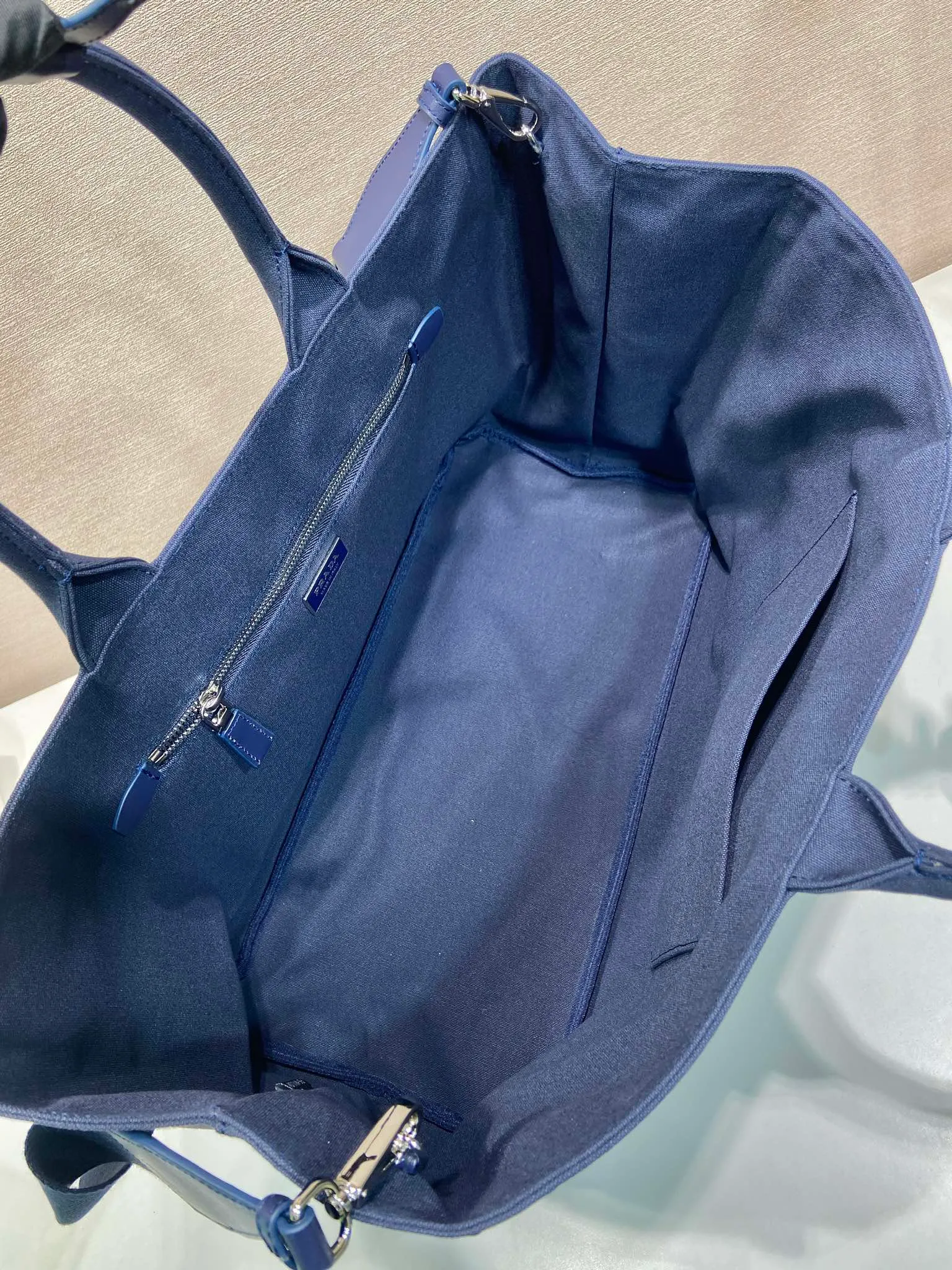 💰1240🎉New Jardinière Shoulder Bag🎉2VG131 Men's Max🎉🎉 This canvas handbag is a new interpretation with a simple and exquisite design, versatile and versatile, with ample interior space. The classic style is embellished with leather trim, showing the essence of exquisite craftsmanship. Striking stitching. Canvas carry handles. Detachable and adjustable webbing strap. Large capacity/cool upper body effect🎉🎉 Length 43x Height 30x Bottom 20cm🎉🎉🎉💰💰💰💰