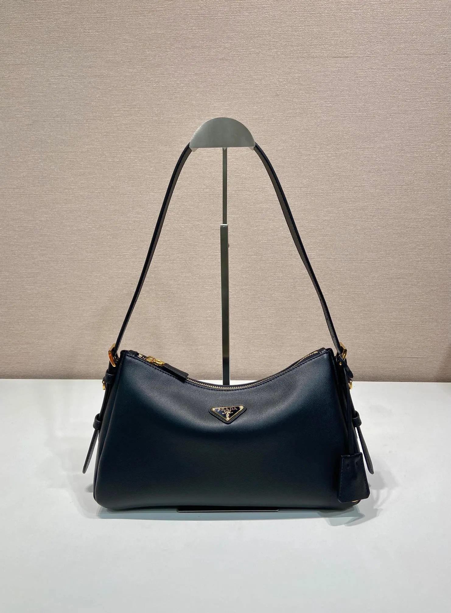 💰1660🎉New Aimee underarm bag🎉1BC229 small🎉🎉 This leather Hobo underarm bag has a simple design and is made of imported calfskin. It has a metal triangular enamel logo on the front and is equipped with a detachable leather shoulder strap. The leather is delicate and soft, practical, lightweight and has a large capacity. 😂😂 High-end and versatile, another fashion hit. Hurry up and get it, it’s so beautiful👏👏 Length 31x Height 18x ​​Bottom 10cm