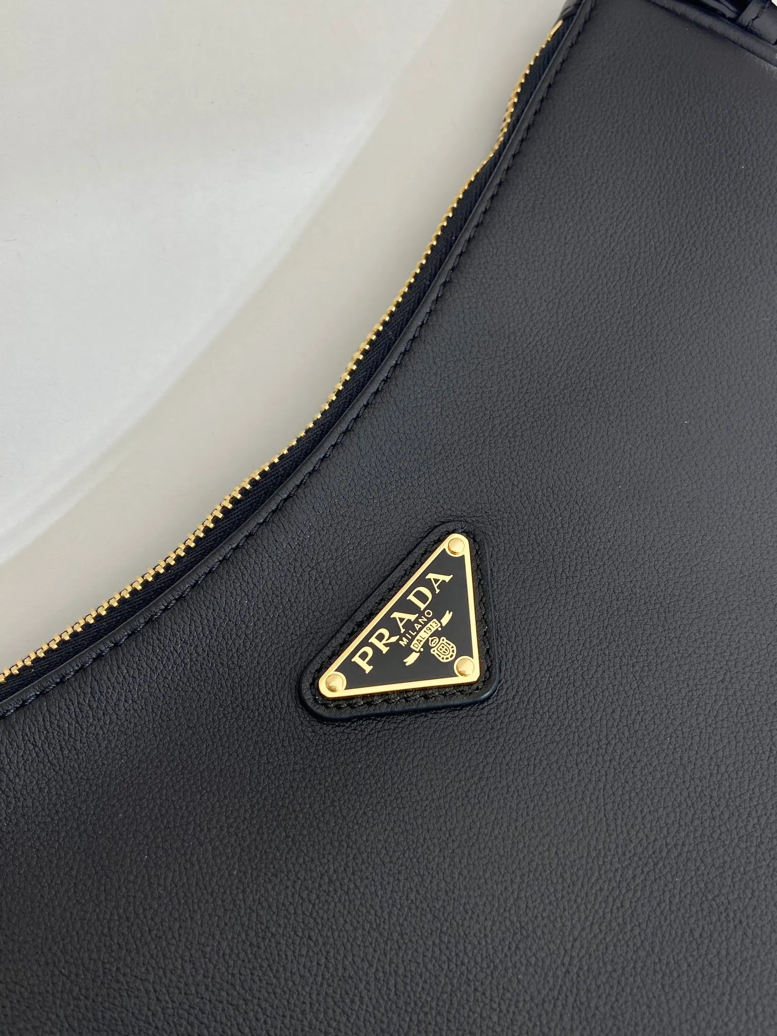 💰1660🎉New Aimee underarm bag🎉1BC229 small🎉🎉 This leather Hobo underarm bag has a simple design and is made of imported calfskin. It has a metal triangular enamel logo on the front and is equipped with a detachable leather shoulder strap. The leather is delicate and soft, practical, lightweight and has a large capacity. 😂😂 High-end and versatile, another fashion hit. Hurry up and get it, it’s so beautiful👏👏 Length 31x Height 18x ​​Bottom 10cm