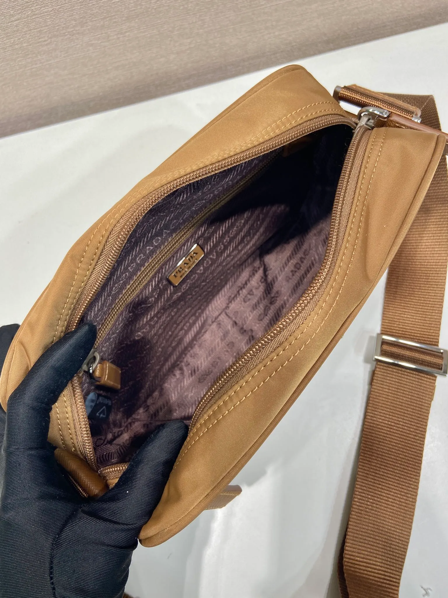 💰1020🎉New three-in-one🎉1BC167 new color🎉🎉 This rectangular shoulder bag has a compact design and presents a distinctive street wear style. Functionality meets simple lines. My favorite is the detachable small bag on the shoulder strap🎉🎉, simple and elegant, suitable for both men and women👏Hurry up and get it🎉🎉 Length 23x Height 15x Bottom 7cm🎉🎉🎉👏👏👏