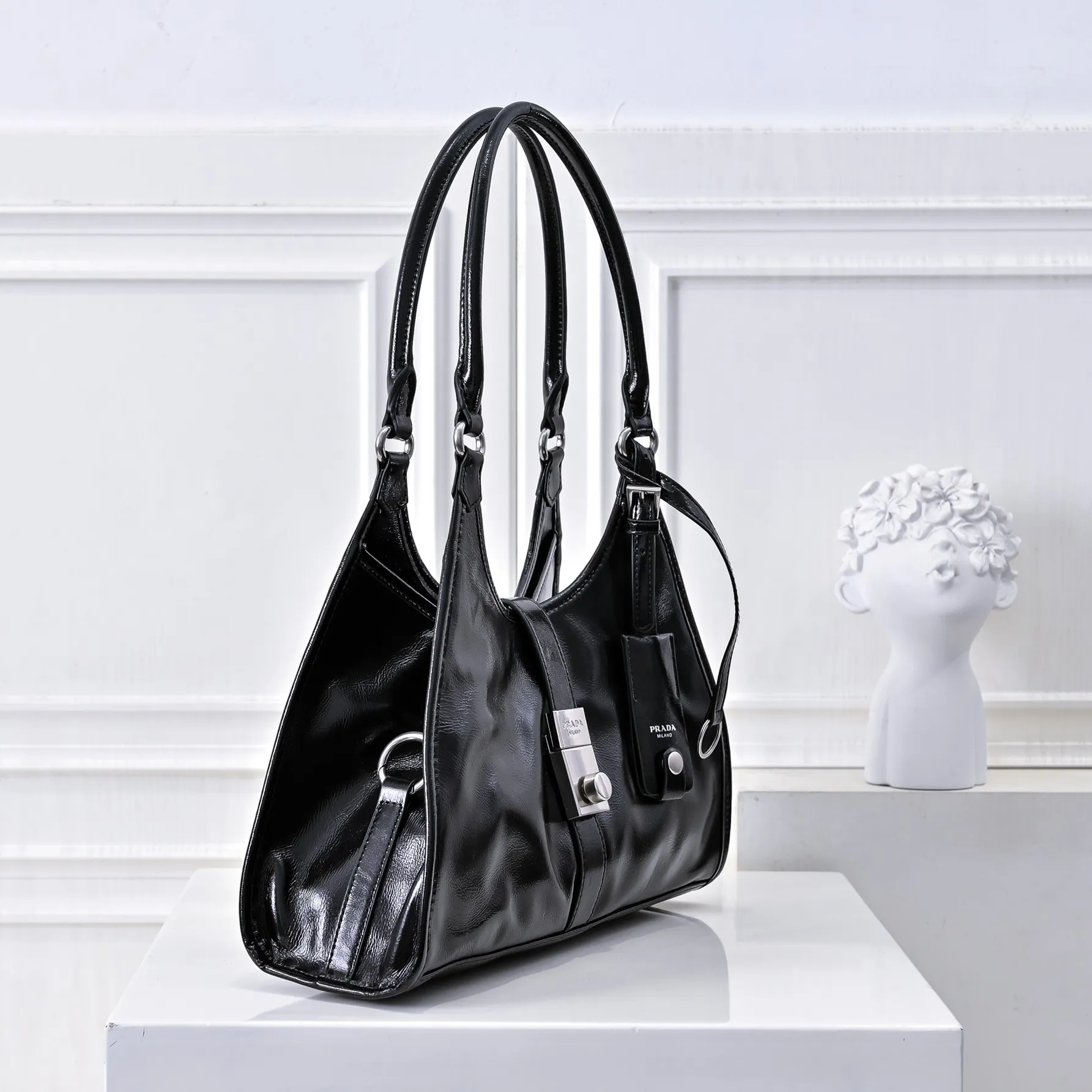 💰500￥110 Early Spring🎉PRADA Counter New Style🎉(Full Leather Series) [Original Quality + Matched Counter Hardware] First-layer oiled waxed cowhide This shoulder bag adopts a modern and versatile design and is made of full-layer cowhide, decorated with exquisite leather details. Spacious capacity, with zipper and padlock closure · Fully hand-stitched handle · Detachable keychain · Metal hardware accessories · Zipper and padlock closure Size: 32×25×12CM Style No.: 7041 Material: Oil-waxed cowhide
