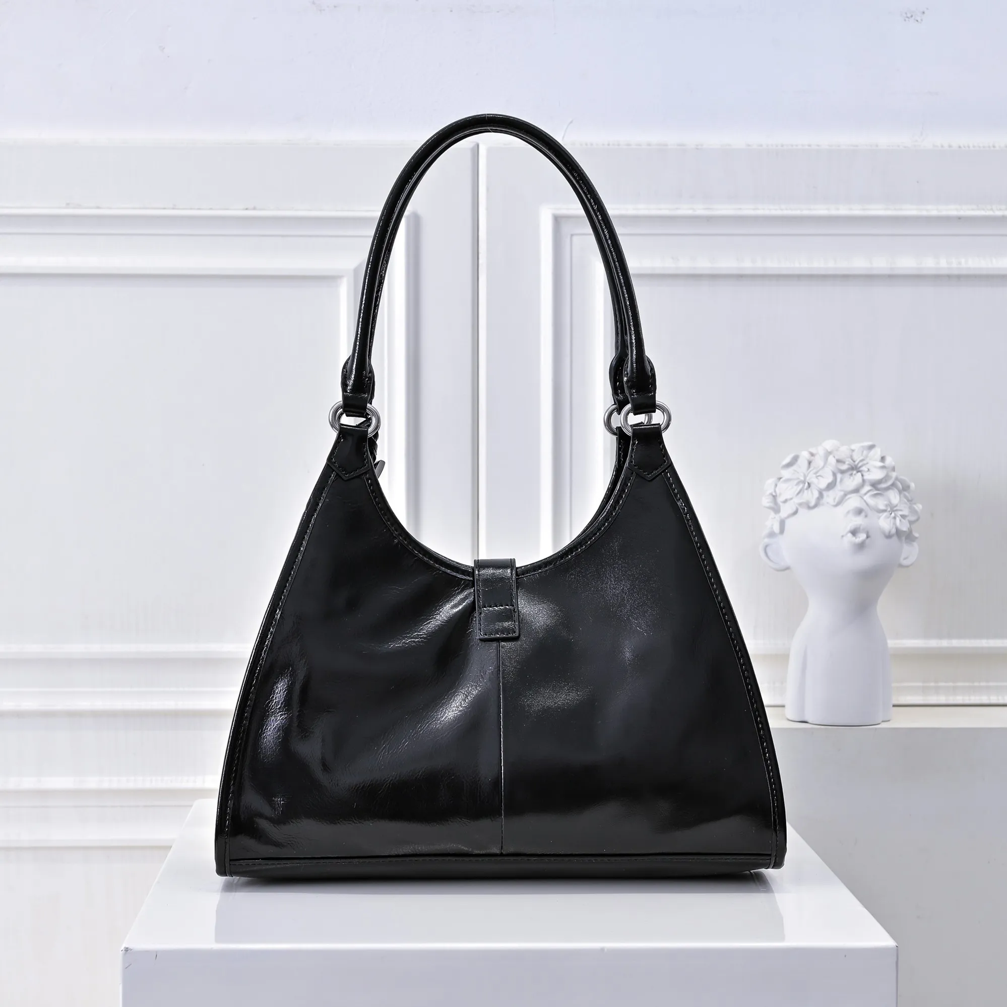 💰500￥110 Early Spring🎉PRADA Counter New Style🎉(Full Leather Series) [Original Quality + Matched Counter Hardware] First-layer oiled waxed cowhide This shoulder bag adopts a modern and versatile design and is made of full-layer cowhide, decorated with exquisite leather details. Spacious capacity, with zipper and padlock closure · Fully hand-stitched handle · Detachable keychain · Metal hardware accessories · Zipper and padlock closure Size: 32×25×12CM Style No.: 7041 Material: Oil-waxed cowhide