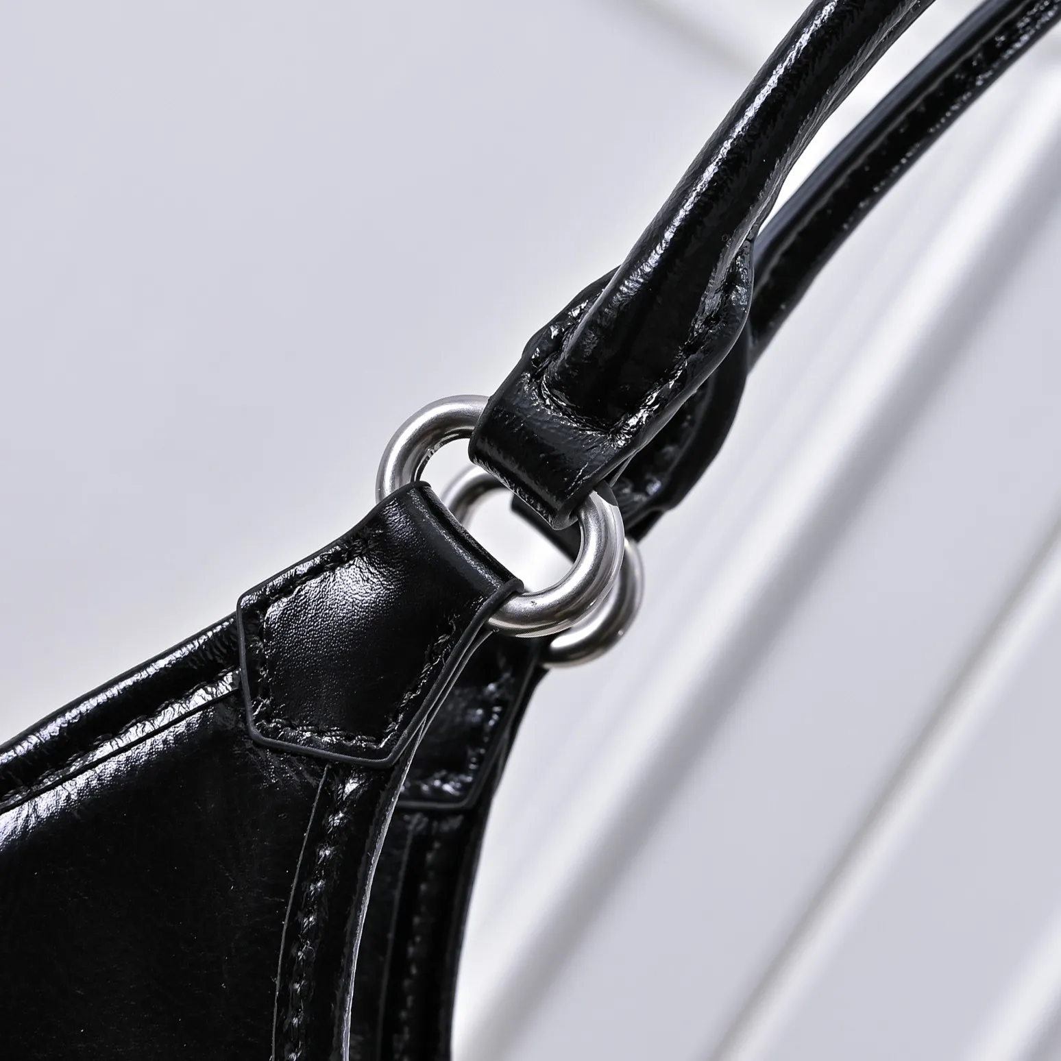 💰500￥110 Early Spring🎉PRADA Counter New Style🎉(Full Leather Series) [Original Quality + Matched Counter Hardware] First-layer oiled waxed cowhide This shoulder bag adopts a modern and versatile design and is made of full-layer cowhide, decorated with exquisite leather details. Spacious capacity, with zipper and padlock closure · Fully hand-stitched handle · Detachable keychain · Metal hardware accessories · Zipper and padlock closure Size: 32×25×12CM Style No.: 7041 Material: Oil-waxed cowhide