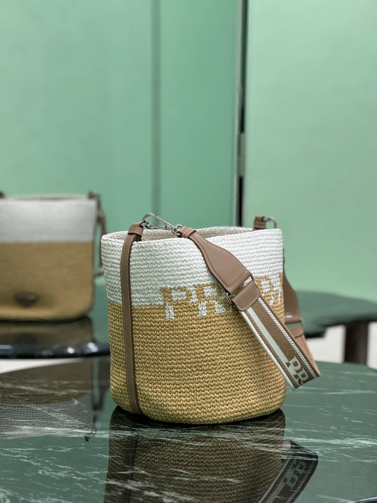 💰1560 Grass Woven Bucket This bucket bag is designed with imported raffia and is very handmade. Each bag is woven by hand with professional technology, spliced ​​with two color tones, and equipped with webbing. Light and spacious! Size: 23×25×20cm Style number: 1BE063