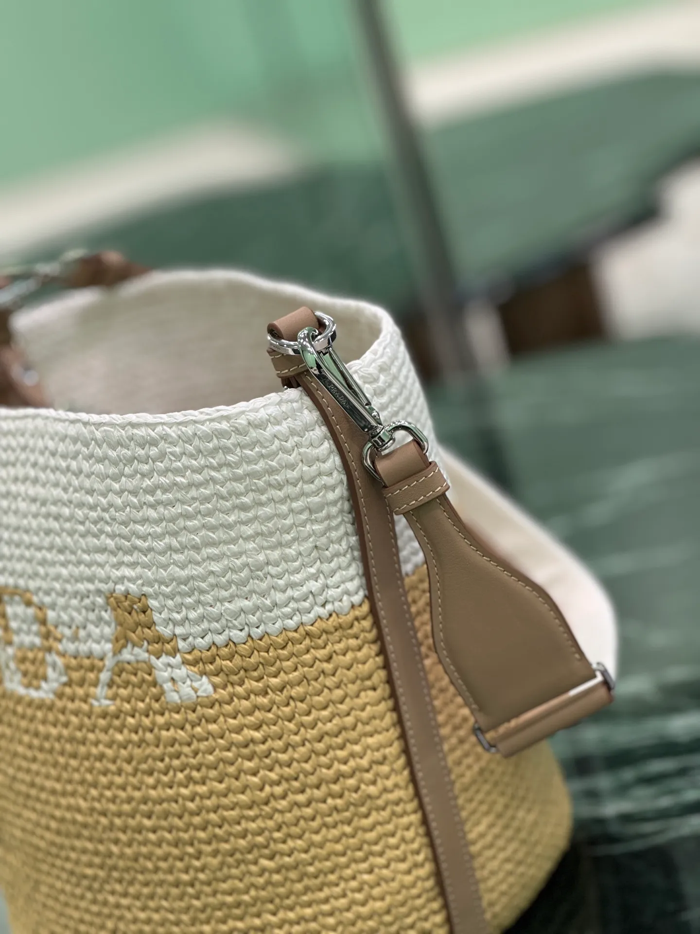 💰1560 Grass Woven Bucket This bucket bag is designed with imported raffia and is very handmade. Each bag is woven by hand with professional technology, spliced ​​with two color tones, and equipped with webbing. Light and spacious! Size: 23×25×20cm Style number: 1BE063