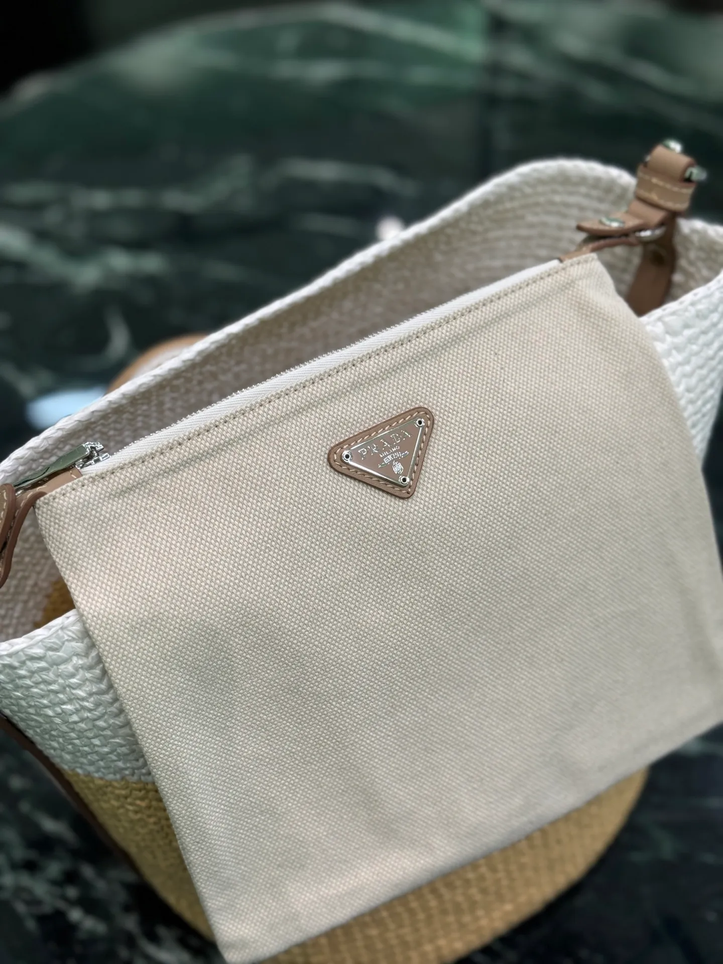 💰1560 Grass Woven Bucket This bucket bag is designed with imported raffia and is very handmade. Each bag is woven by hand with professional technology, spliced ​​with two color tones, and equipped with webbing. Light and spacious! Size: 23×25×20cm Style number: 1BE063