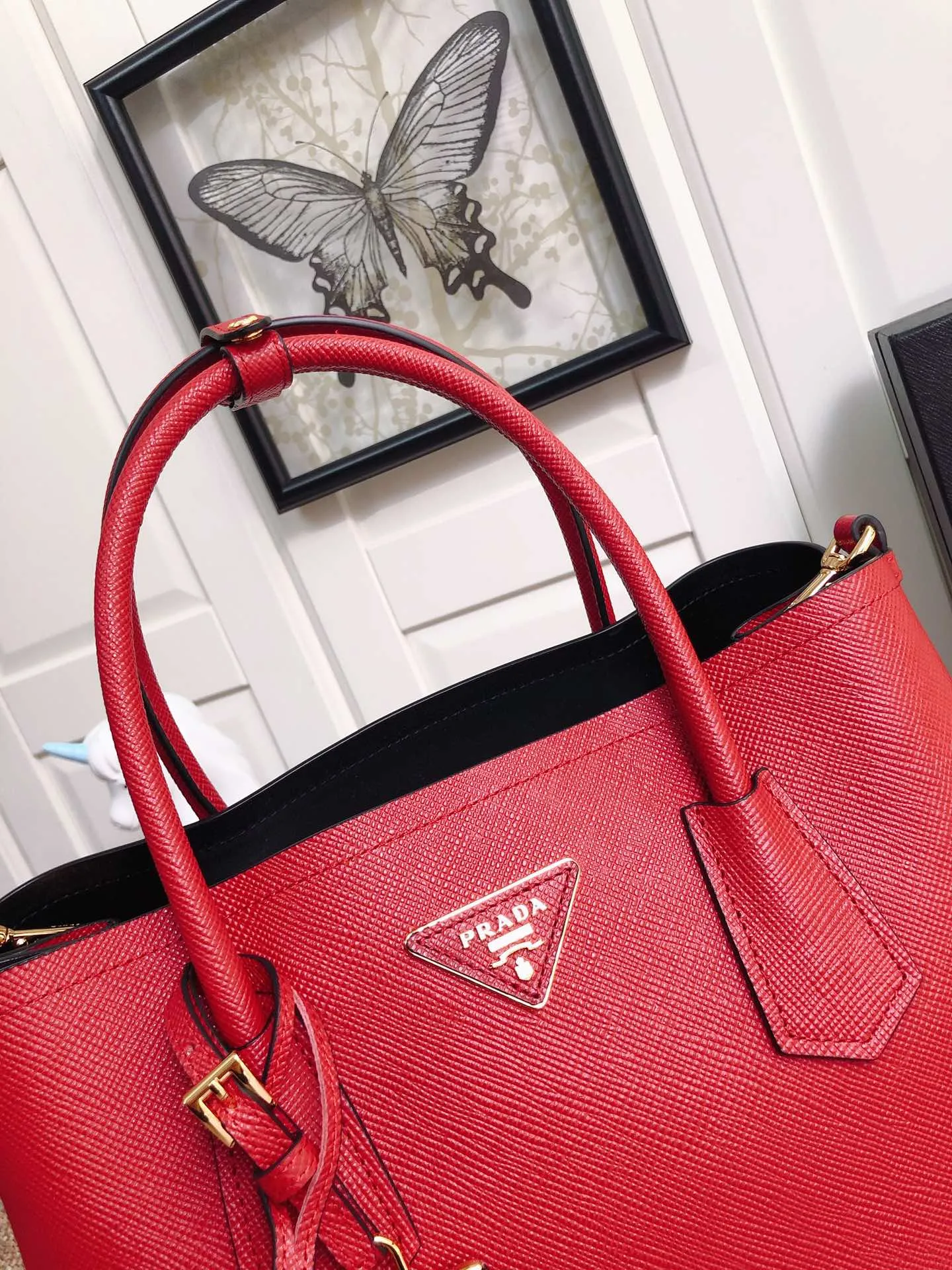 💰2040, P’s classic model 1BG775 in bright red, arrived in [color][color][color], fully upgraded, using imported thick cross-grain cow + contrasting calf leather inside, top brushed hardware, color matching handle, 175 OEM code, a timeless shopping bag [naughty][naughty][naughty], fashionable and generous, length 33x height 24.5x bottom 14cm