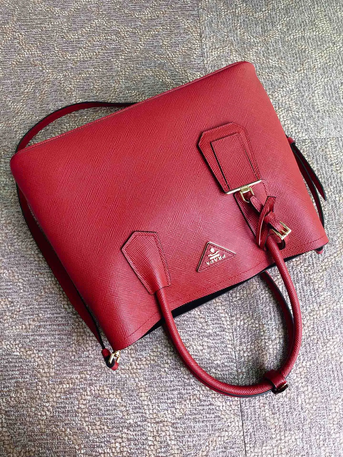💰2040, P’s classic model 1BG775 in bright red, arrived in [color][color][color], fully upgraded, using imported thick cross-grain cow + contrasting calf leather inside, top brushed hardware, color matching handle, 175 OEM code, a timeless shopping bag [naughty][naughty][naughty], fashionable and generous, length 33x height 24.5x bottom 14cm