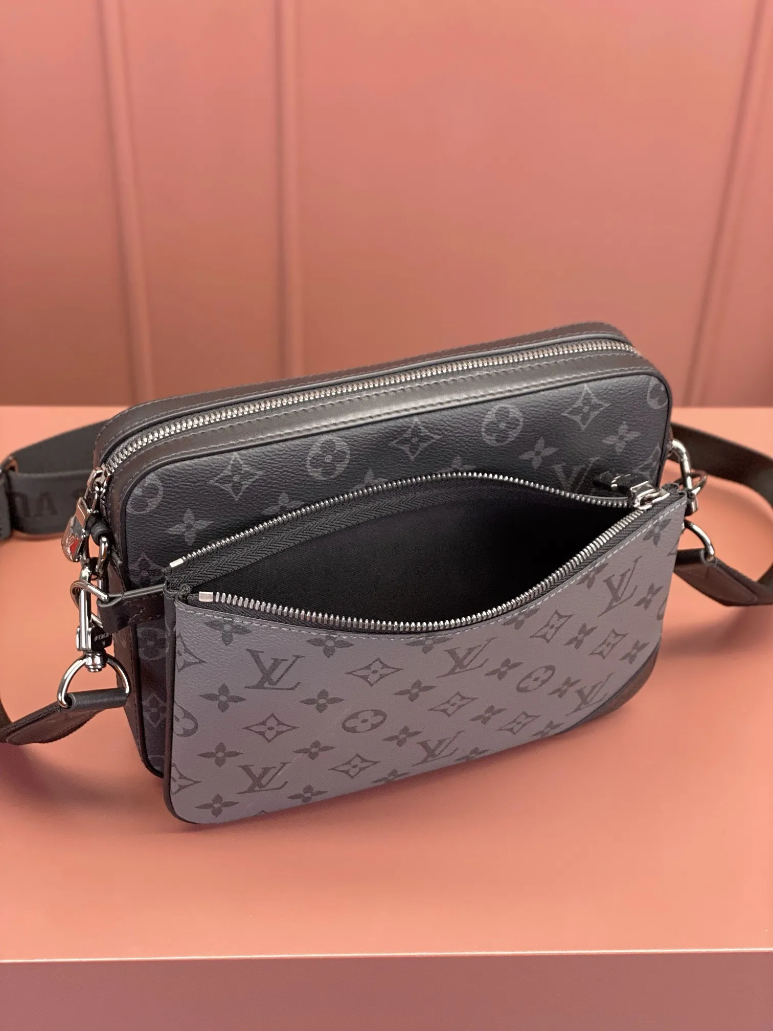 P¥1160 [Regular grade all-steel, 163C01 chip version original leather] TRIO messenger bag Model: M69443 Material: A-grade all-steel hardware, imported original fabric Size: 25x18.5x7cm
