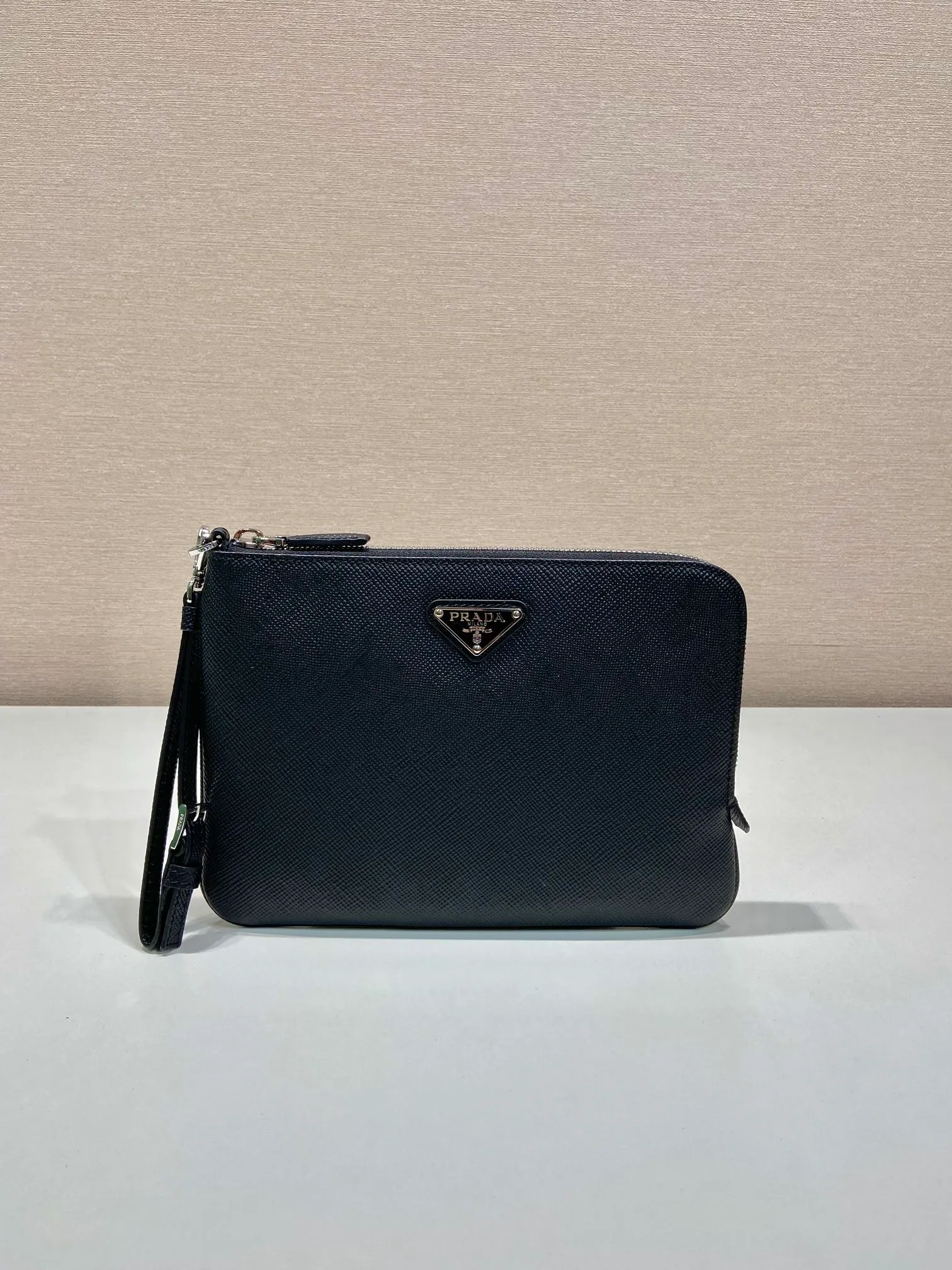 💰960🎉New style handbag🎉2NH024 small size🎉🎉This men's handbag is made of cross grain cowhide. Equipped with a detachable handle strap and a 7-character pull design. Simple and elegant super slim model, light and practical, if you like it, hurry up and get it🎉🎉 Length 24x Height 17cm🎉🎉🎉👏👏👏