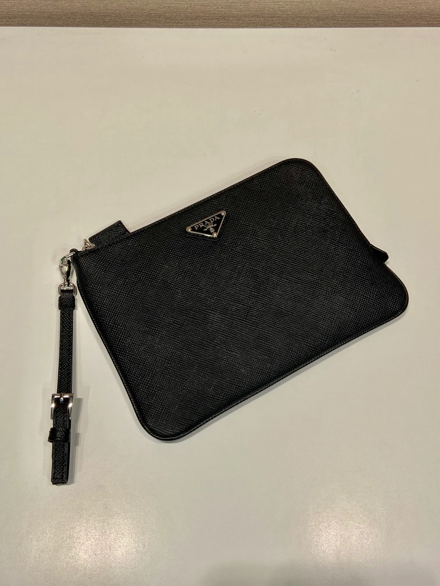 💰960🎉New style handbag🎉2NH024 small size🎉🎉This men's handbag is made of cross grain cowhide. Equipped with a detachable handle strap and a 7-character pull design. Simple and elegant super slim model, light and practical, if you like it, hurry up and get it🎉🎉 Length 24x Height 17cm🎉🎉🎉👏👏👏