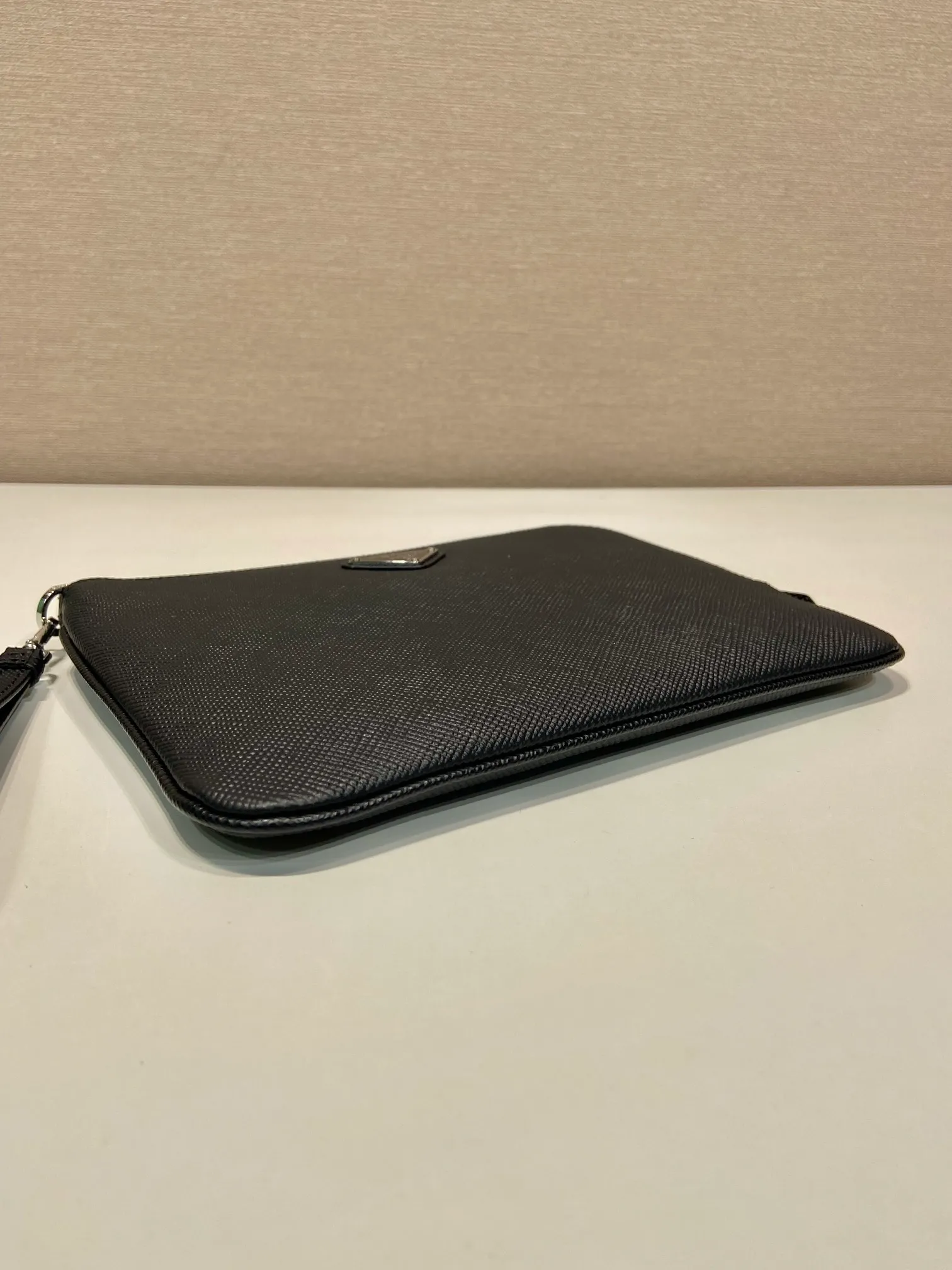 💰960🎉New style handbag🎉2NH024 small size🎉🎉This men's handbag is made of cross grain cowhide. Equipped with a detachable handle strap and a 7-character pull design. Simple and elegant super slim model, light and practical, if you like it, hurry up and get it🎉🎉 Length 24x Height 17cm🎉🎉🎉👏👏👏