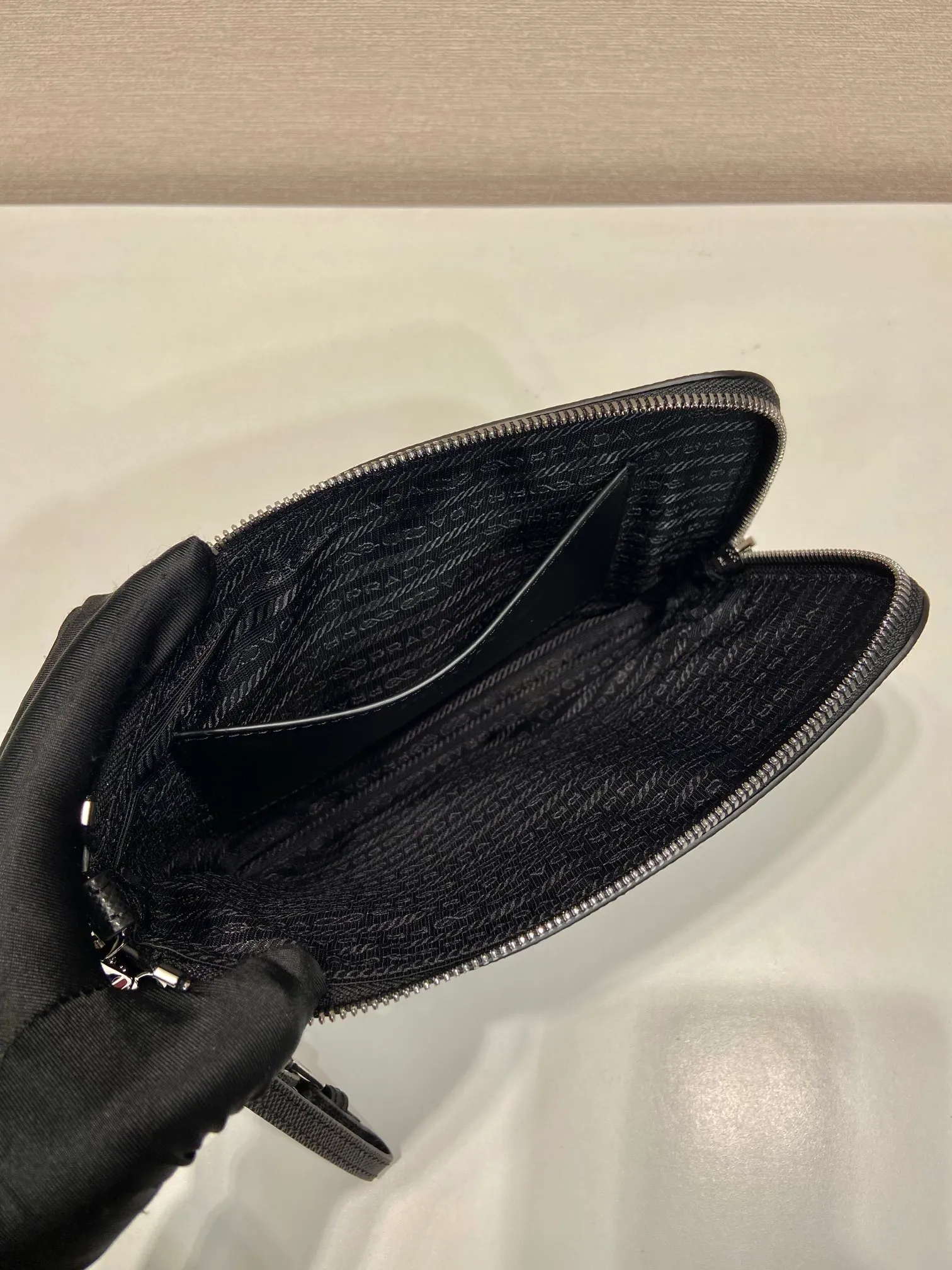 💰960🎉New style handbag🎉2NH024 small size🎉🎉This men's handbag is made of cross grain cowhide. Equipped with a detachable handle strap and a 7-character pull design. Simple and elegant super slim model, light and practical, if you like it, hurry up and get it🎉🎉 Length 24x Height 17cm🎉🎉🎉👏👏👏
