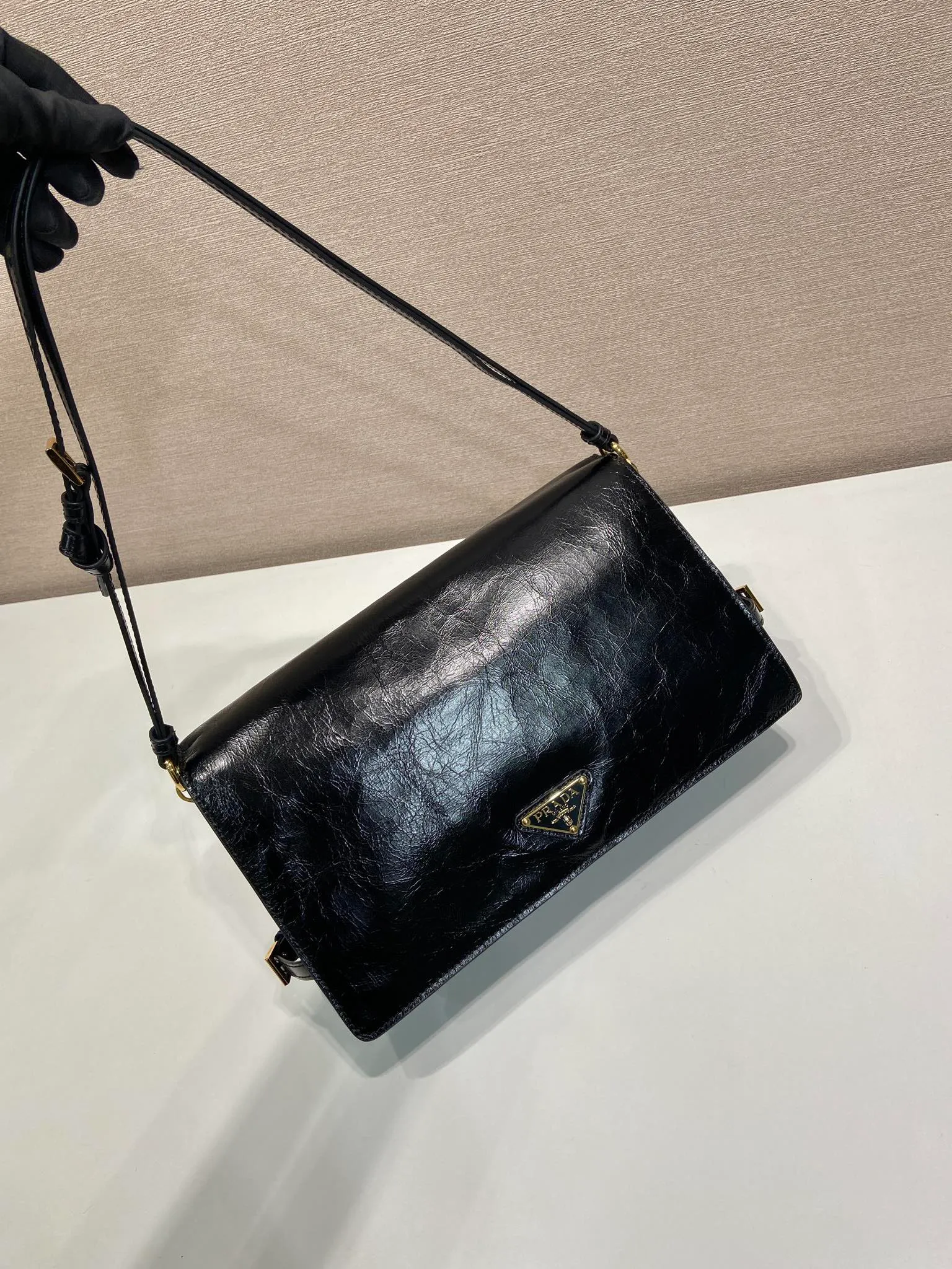 💰1660🎉New oil waxed leather🎉🎉1BD385 large🎉💰 This handbag is made of glossy leather to create a modern style, interpreting a casual attitude for fashionable design. The roomy design features metal hardware and is embellished with the signature triangle logo. The capacity is large, and the men's model you have been longing for has also arrived👍👍This size is suitable for men and women, handsome men and beautiful women. Hurry up and get it🎉🎉 Length 30x Height 18.5x Bottom 9cm🎉🎉🎉💰💰💰