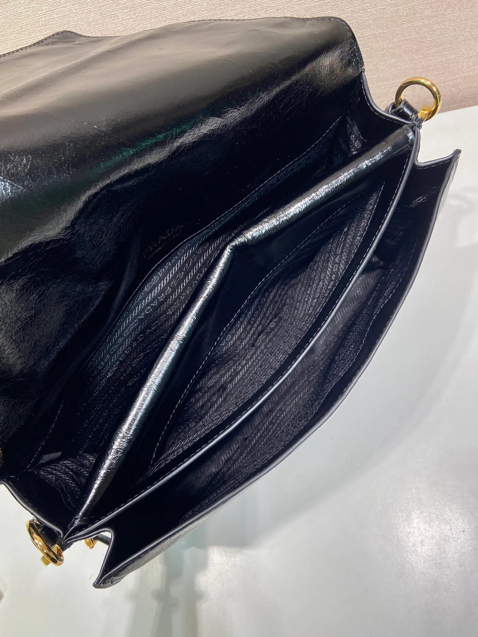 💰1660🎉New oil waxed leather🎉🎉1BD385 large🎉💰 This handbag is made of glossy leather to create a modern style, interpreting a casual attitude for fashionable design. The roomy design features metal hardware and is embellished with the signature triangle logo. The capacity is large, and the men's model you have been longing for has also arrived👍👍This size is suitable for men and women, handsome men and beautiful women. Hurry up and get it🎉🎉 Length 30x Height 18.5x Bottom 9cm🎉🎉🎉💰💰💰