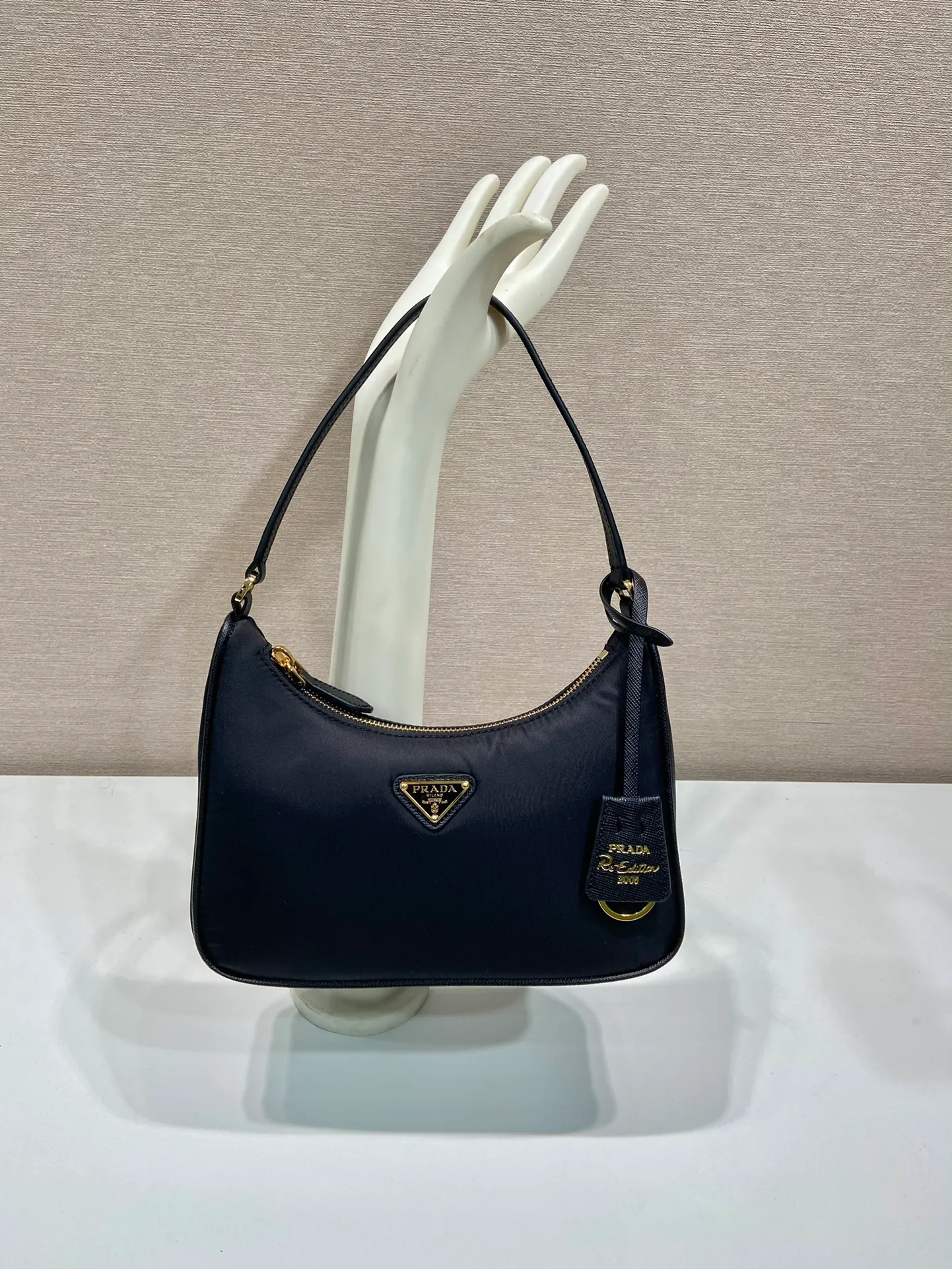 💰720🔥Leather shoulder strap/gold hardware Hobo🔥Original quality👍New 1NE204 moon-shaped second-hand bag, made of imported original parachute fabric, hand-wrapped cross-grain cowhide , the lightweight and practical Hobo armpit bag is super simple and attractive👍👍. It is a small/lightweight/fitable/easy to wear/fashionable armpit bag, and can be carried by hand. It is super easy to use😍😍. It is currently the most popular bag among celebrities, aren’t you excited? 😜😜 Ladies, hurry up, length 22X height 12x bottom 6cm