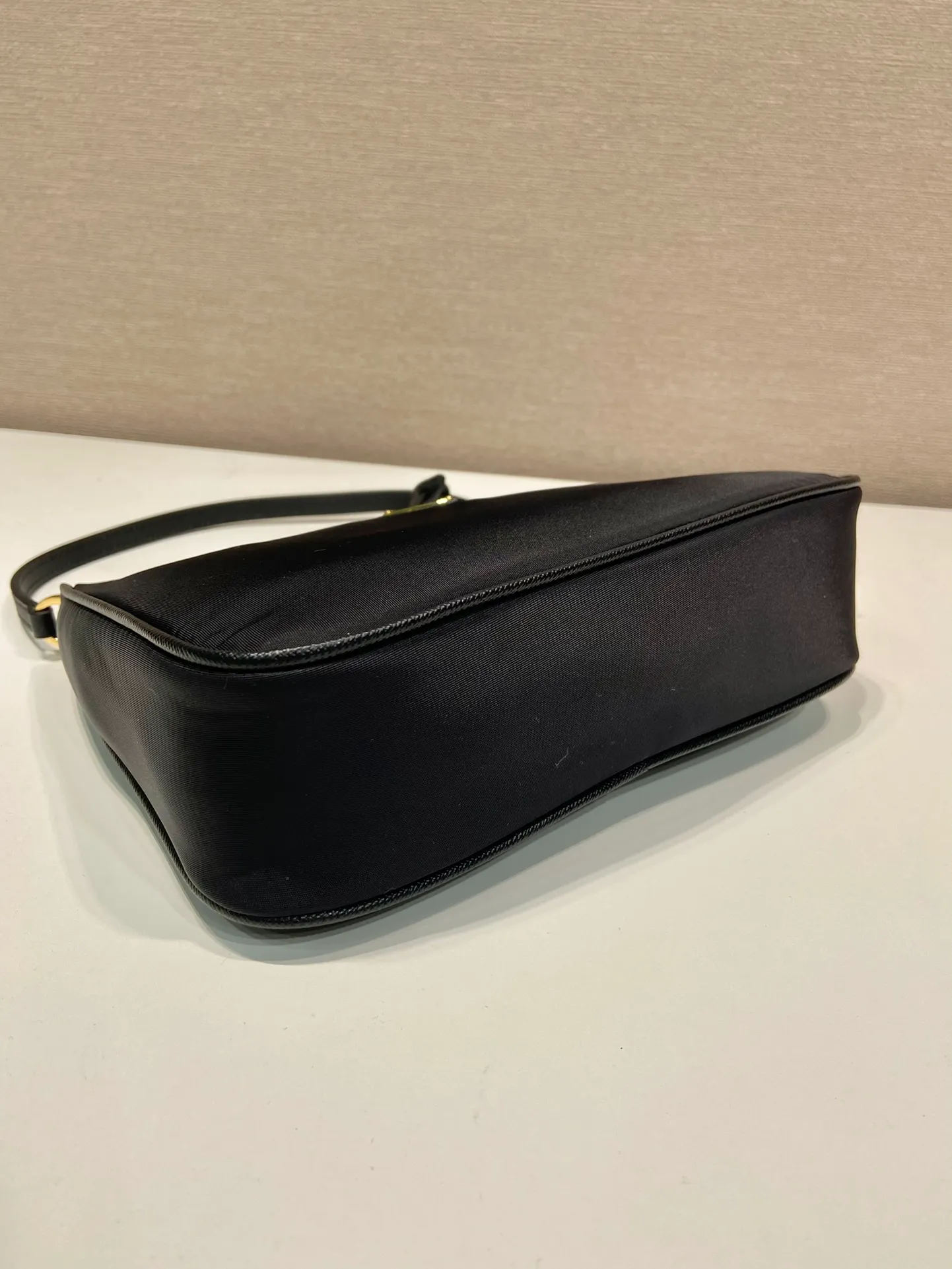 💰720🔥Leather shoulder strap/gold hardware Hobo🔥Original quality👍New 1NE204 moon-shaped second-hand bag, made of imported original parachute fabric, hand-wrapped cross-grain cowhide , the lightweight and practical Hobo armpit bag is super simple and attractive👍👍. It is a small/lightweight/fitable/easy to wear/fashionable armpit bag, and can be carried by hand. It is super easy to use😍😍. It is currently the most popular bag among celebrities, aren’t you excited? 😜😜 Ladies, hurry up, length 22X height 12x bottom 6cm