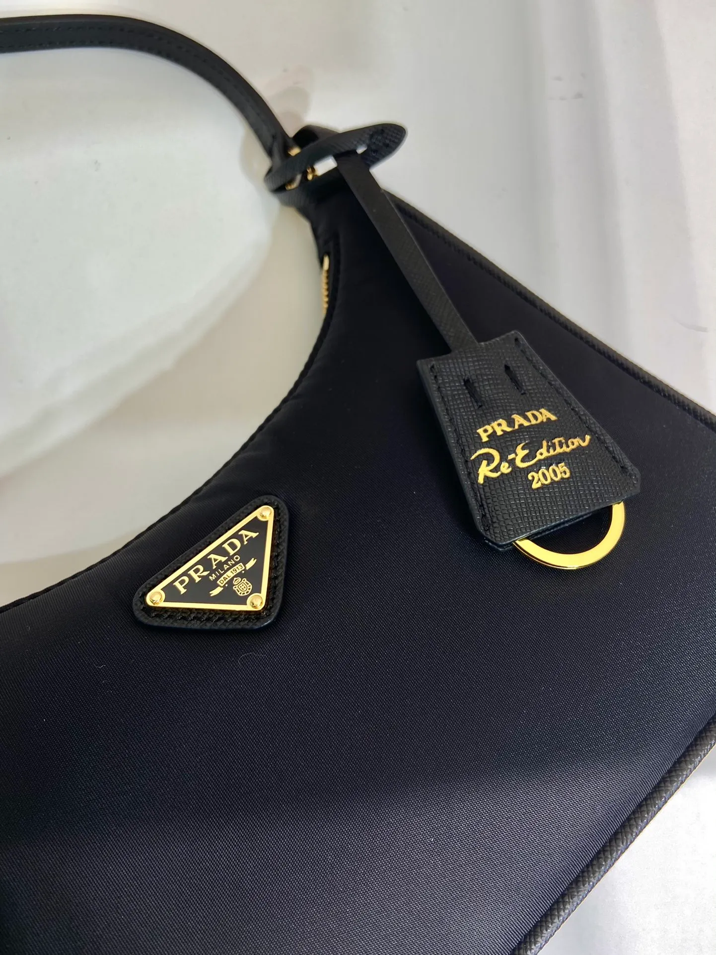💰720🔥Leather shoulder strap/gold hardware Hobo🔥Original quality👍New 1NE204 moon-shaped second-hand bag, made of imported original parachute fabric, hand-wrapped cross-grain cowhide , the lightweight and practical Hobo armpit bag is super simple and attractive👍👍. It is a small/lightweight/fitable/easy to wear/fashionable armpit bag, and can be carried by hand. It is super easy to use😍😍. It is currently the most popular bag among celebrities, aren’t you excited? 😜😜 Ladies, hurry up, length 22X height 12x bottom 6cm