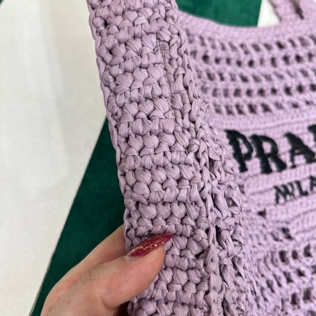💰1160 Raffia Upgraded Version/Lavender Purple☂️ 𝗣𝗿'𝗮𝗱𝗮Raffia Fiber Tote Bag Made of high-quality imported raffia🌿 Purely handmade! Every craftsman makes it with care and crochets it stitch by stitch! How can summer outings, picnics, and photo shoots be complete without a beautiful, lightweight and chic straw bag? 393 Size: 36×4×38cm