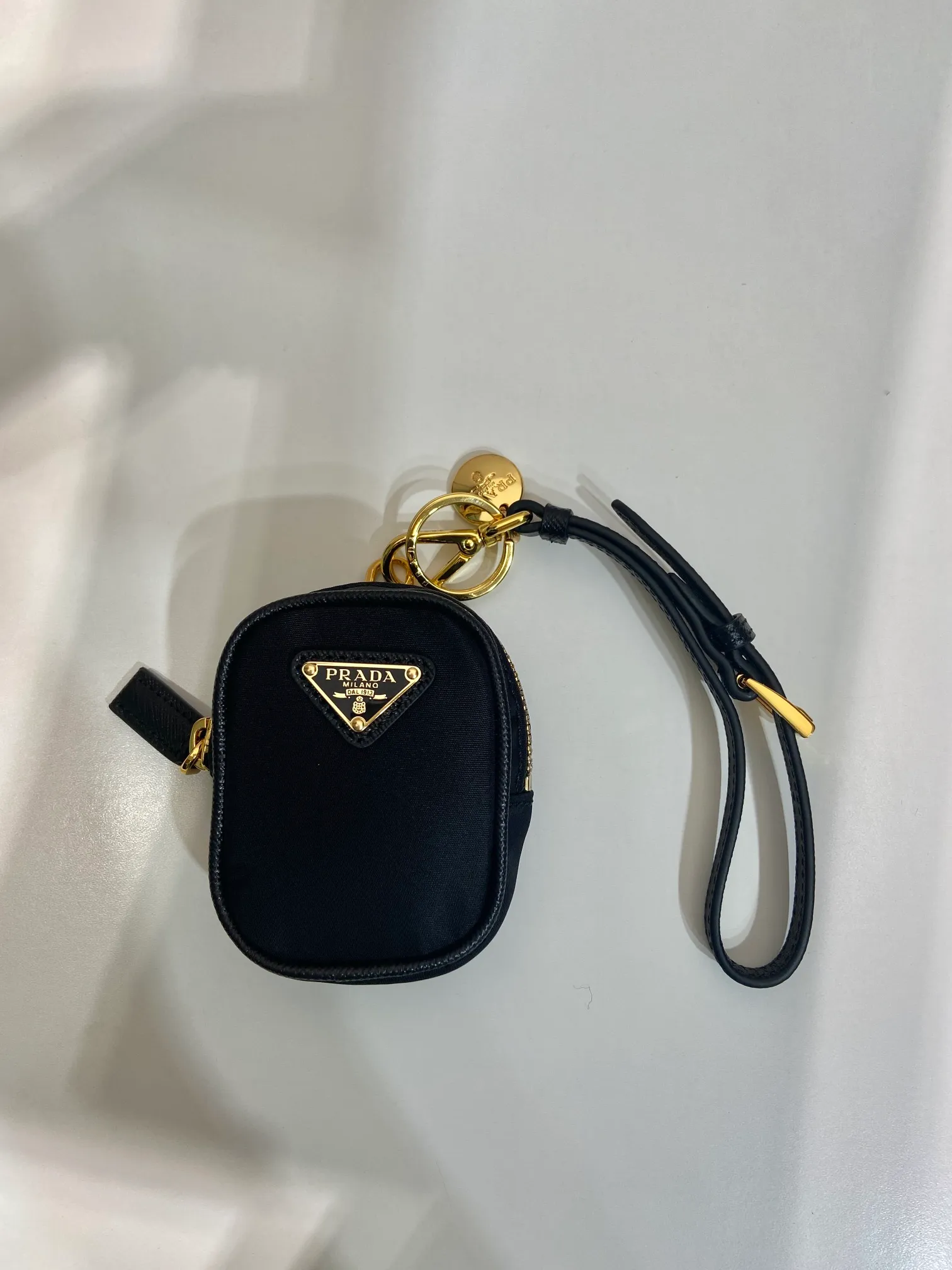 💰360🎉Mini small bag🎉1TT200 new product🎉🎉 This mini pouch is versatile in style and made of Re-Nylon. It cleverly combines practical regenerated nylon, a detachable leather wrist strap and gold-plated hardware. It can be hung on bags and waist bags for decoration. Cards/car keys🔑/lipstick💄/are all no problem. Babies, the pouch you have been longing for has arrived👏👏 Length 7.5x Height 6x Bottom 2.5cm👏👏👏🎉🎉🎉