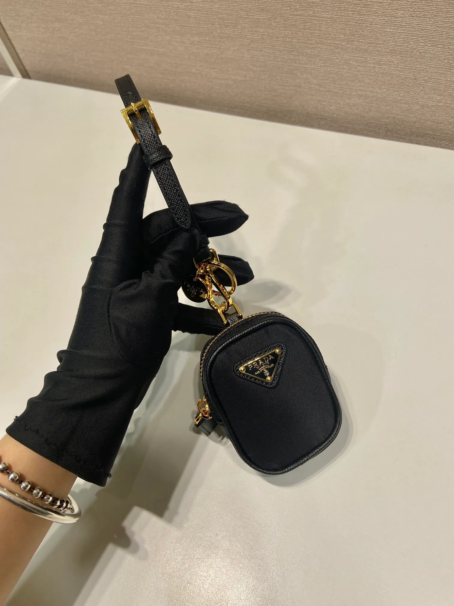 💰360🎉Mini small bag🎉1TT200 new product🎉🎉 This mini pouch is versatile in style and made of Re-Nylon. It cleverly combines practical regenerated nylon, a detachable leather wrist strap and gold-plated hardware. It can be hung on bags and waist bags for decoration. Cards/car keys🔑/lipstick💄/are all no problem. Babies, the pouch you have been longing for has arrived👏👏 Length 7.5x Height 6x Bottom 2.5cm👏👏👏🎉🎉🎉