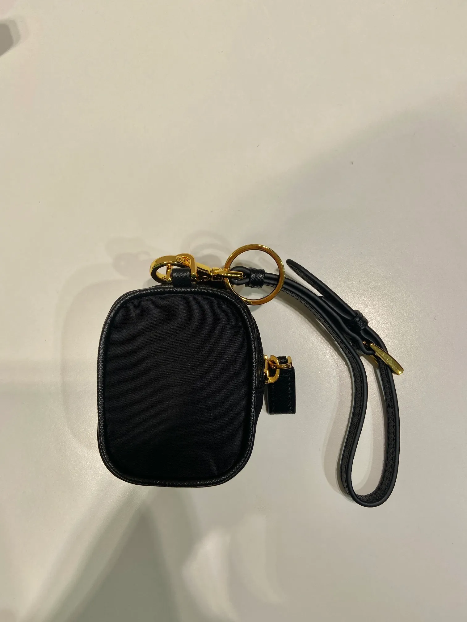 💰360🎉Mini small bag🎉1TT200 new product🎉🎉 This mini pouch is versatile in style and made of Re-Nylon. It cleverly combines practical regenerated nylon, a detachable leather wrist strap and gold-plated hardware. It can be hung on bags and waist bags for decoration. Cards/car keys🔑/lipstick💄/are all no problem. Babies, the pouch you have been longing for has arrived👏👏 Length 7.5x Height 6x Bottom 2.5cm👏👏👏🎉🎉🎉