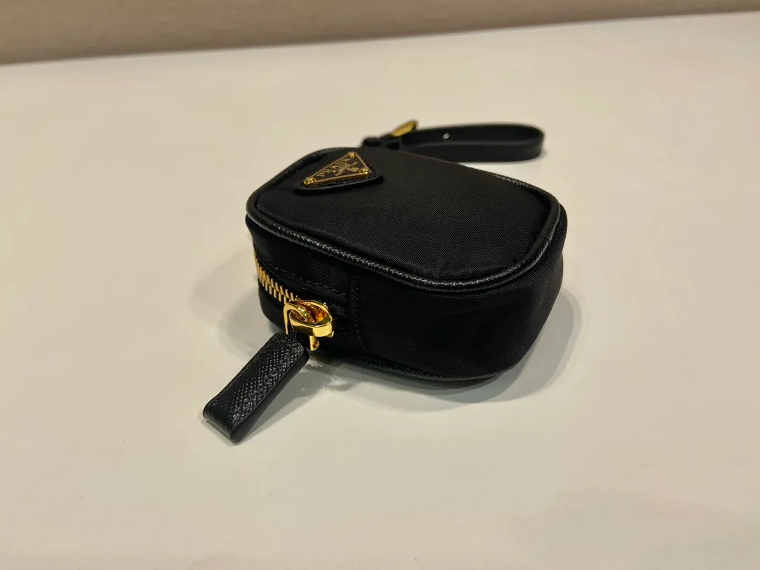 💰360🎉Mini small bag🎉1TT200 new product🎉🎉 This mini pouch is versatile in style and made of Re-Nylon. It cleverly combines practical regenerated nylon, a detachable leather wrist strap and gold-plated hardware. It can be hung on bags and waist bags for decoration. Cards/car keys🔑/lipstick💄/are all no problem. Babies, the pouch you have been longing for has arrived👏👏 Length 7.5x Height 6x Bottom 2.5cm👏👏👏🎉🎉🎉