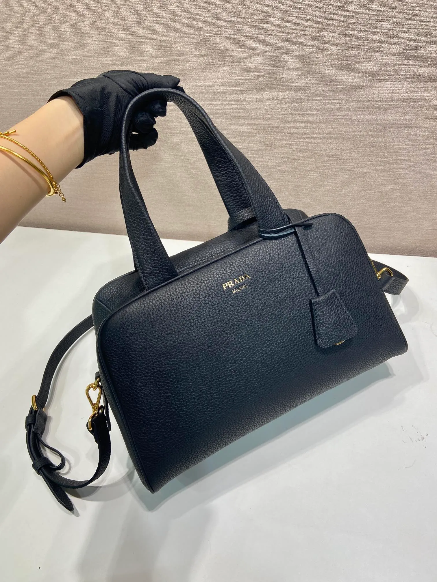 💰1840🎉New arrival 1BB148🎉🎉 Reinterpreted with a soft silhouette, this top handle bag in natural grain leather can be carried by hand or worn with a detachable shoulder strap and comes with 2 detachable hang tags. Metal hardware. It has an embossed letter logo on the front, a zipper closure, and two pockets, one of which is zippered. It has a large capacity and is a popular item that will never go out of style. Hurry up and get it🎉 Length 33x Height 22x Bottom 14cm🎉🎉🎉💰💰💰