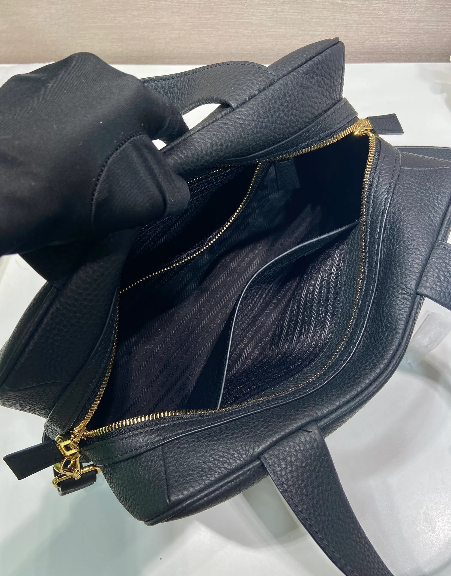 💰1840🎉New arrival 1BB148🎉🎉 Reinterpreted with a soft silhouette, this top handle bag in natural grain leather can be carried by hand or worn with a detachable shoulder strap and comes with 2 detachable hang tags. Metal hardware. It has an embossed letter logo on the front, a zipper closure, and two pockets, one of which is zippered. It has a large capacity and is a popular item that will never go out of style. Hurry up and get it🎉 Length 33x Height 22x Bottom 14cm🎉🎉🎉💰💰💰
