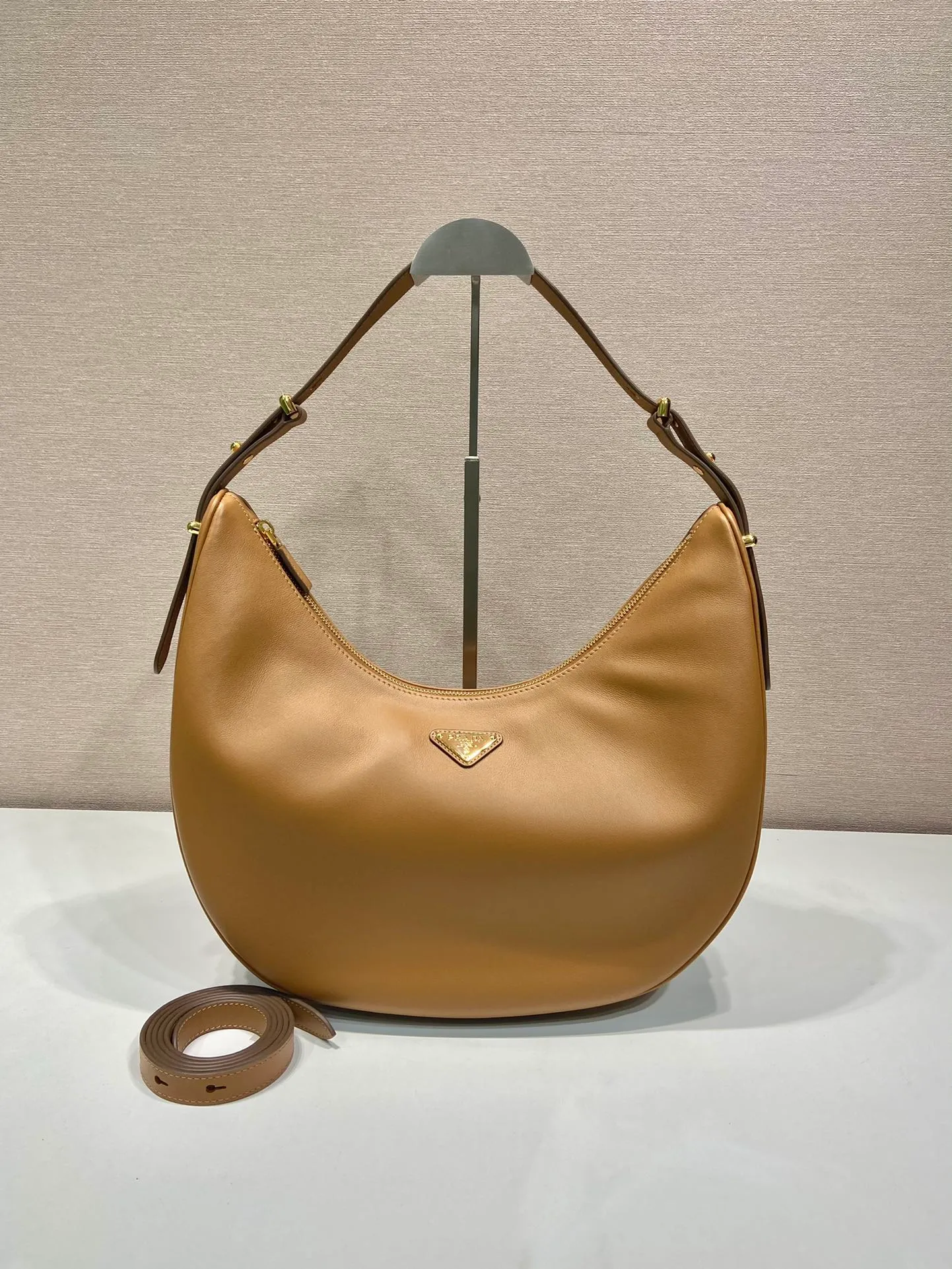 💰1840🎉Large Moon Handbag🎉1BC212 Large🎉🎉 The design of this shoulder bag is inspired by the exploration of the Hobo silhouette, with soft lines and a modern feel. The gentle leather outline is combined with ample capacity and space. It is embellished with metal hardware accessories and is equipped with two adjustable long/short shoulder straps, which can be exchanged for different occasions. The upper body effect is very fashionable and elegant, hurry up and get it🎉🎉, it is another popular style that will never go out of style🎉🎉Length 35x Height 22.5x Bottom 8cm🎉🎉🎉👏👏👏