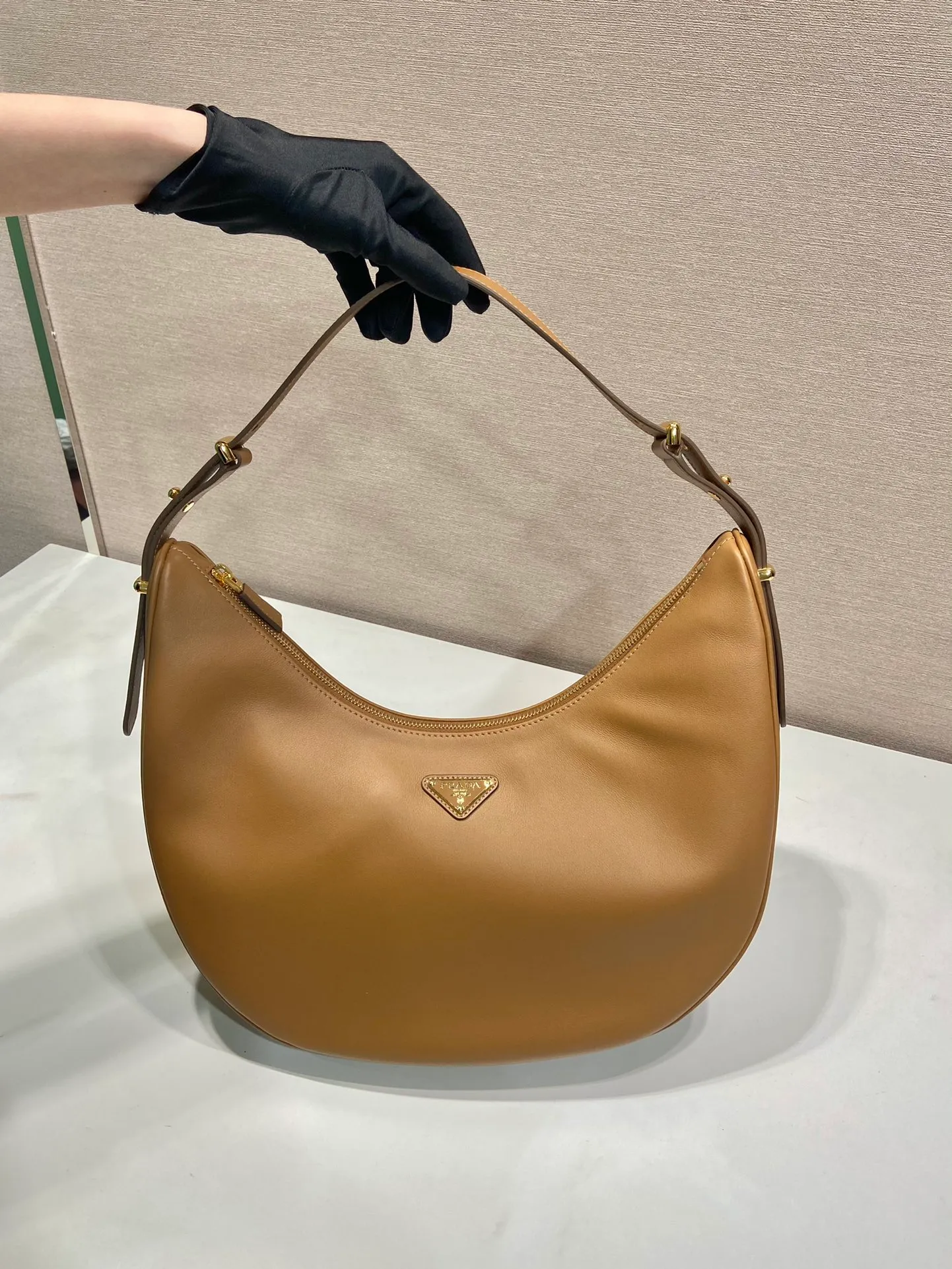 💰1840🎉Large Moon Handbag🎉1BC212 Large🎉🎉 The design of this shoulder bag is inspired by the exploration of the Hobo silhouette, with soft lines and a modern feel. The gentle leather outline is combined with ample capacity and space. It is embellished with metal hardware accessories and is equipped with two adjustable long/short shoulder straps, which can be exchanged for different occasions. The upper body effect is very fashionable and elegant, hurry up and get it🎉🎉, it is another popular style that will never go out of style🎉🎉Length 35x Height 22.5x Bottom 8cm🎉🎉🎉👏👏👏