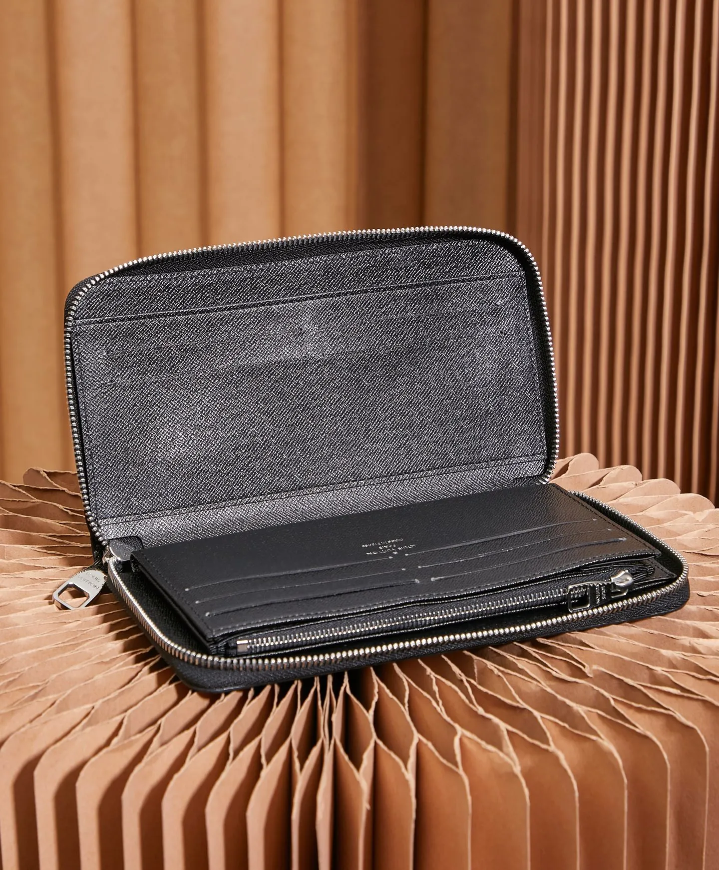P¥320👉nfc dynamic chip version👈【Top inspection-free pure steel hardware】Large zipper hand wallet M82081 black flower inspection-free version 🔍Perfect details 🔍The essence of solid construction!