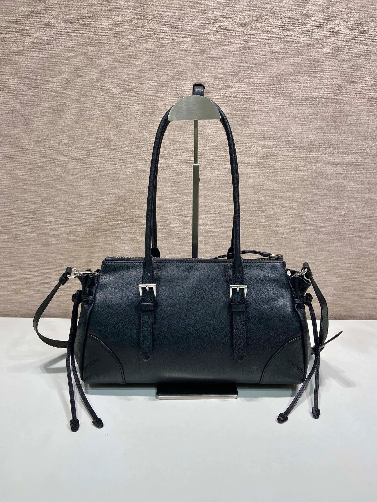 💰1700🎉New product Bonnie🎉1BG628🎉🎉 This retro-textured leather bag embodies exquisite and modern personality. The geometric silhouette is complemented by a modern, metallic buckle and side laces. The long handle indicates a pragmatic and casual attitude. Equipped with a detachable long shoulder strap, it is convenient for different occasions and has a very large capacity. Juju is easy to use👍👍It is definitely a must-have for fashionistas. Hurry up and take this retro style handbag home🎉🎉 Length 32x Height 17.5x Bottom 10.5cm🎉🎉🎉💰💰💰