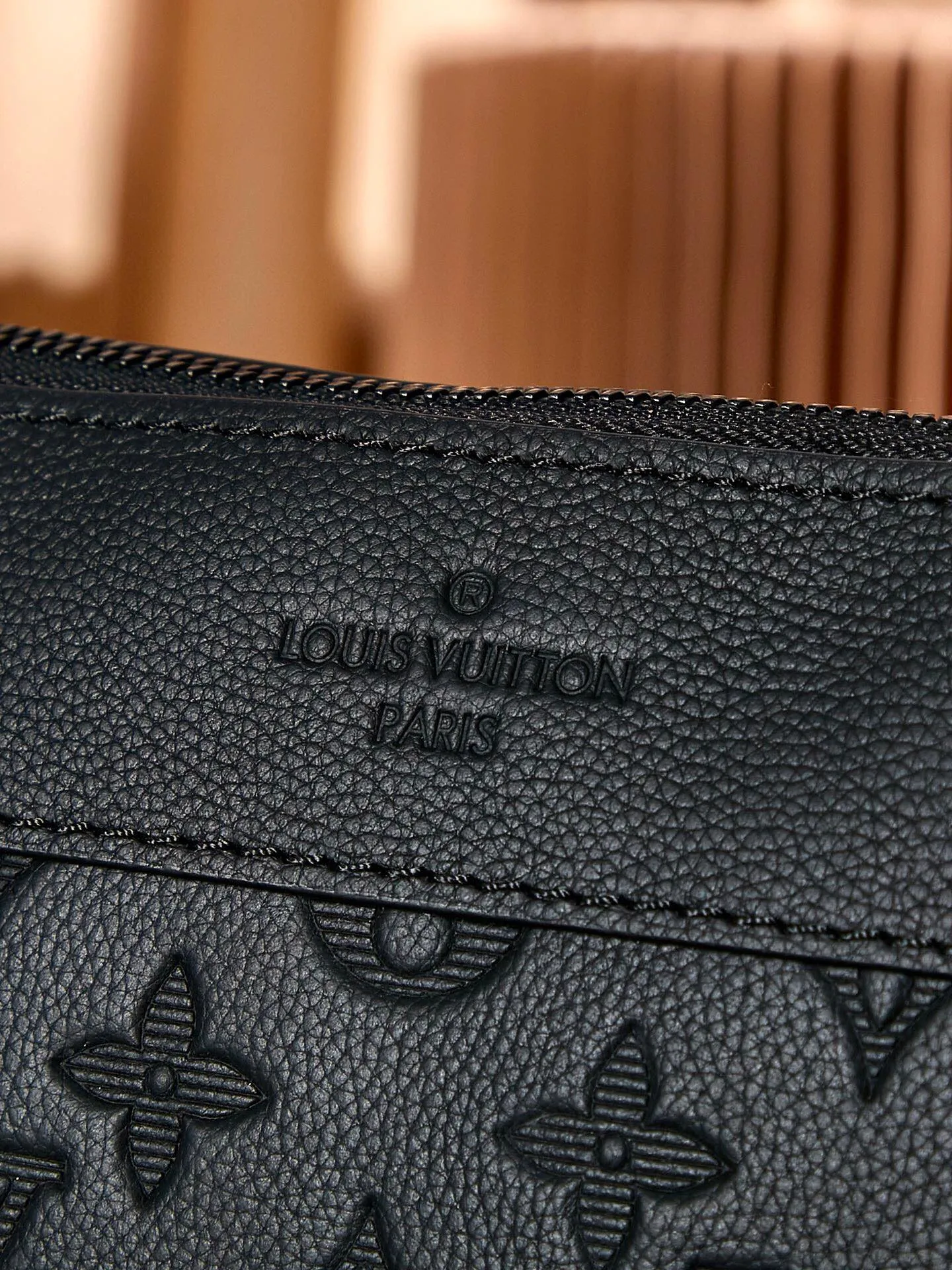 P¥540👉nfc dynamic chip version👈【Top inspection-free all-steel hardware】M82545 black leather embossed POCHETTE VOYAGE SOUPLE clutch Pochette Voyage SOUPLE clutch bag is made of soft Monogram Eclipse coated canvas, with rounded strokes to outline the classic Pochette Voyage clutch bag lines, bringing a comfortable travel experience. M82543 Full leather embossed, black floral black leather, black grid black leather, presbyopic black leather, Pila brand front compartment clutch, small clutch oo [handshake] [handshake] Slim configuration with zipper compartment and magnetic back pocket. Comes in gift box 32 x 21 x 8 cm (length x height x width)