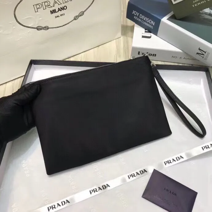 Batch 300¥ [original order purchasing agent level] PRADA limited edition men's handbag💼The latest style, counter synchronization, genuine development, model 1NH545067 Color: black/triangle mark, inner code cloth label 208 OEM code💋Top original imported nylon material + cowhide, nylon lining, original imported polished steel metal accessories! The exquisite wiring is even and neat, the workmanship is exquisite, the quality is comparable to the original product, size: 28cm long and 18cm high [with original packaging box]