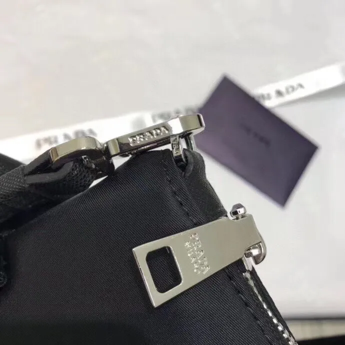 Batch 300¥ [original order purchasing agent level] PRADA limited edition men's handbag💼The latest style, counter synchronization, genuine development, model 1NH545067 Color: black/triangle mark, inner code cloth label 208 OEM code💋Top original imported nylon material + cowhide, nylon lining, original imported polished steel metal accessories! The exquisite wiring is even and neat, the workmanship is exquisite, the quality is comparable to the original product, size: 28cm long and 18cm high [with original packaging box]