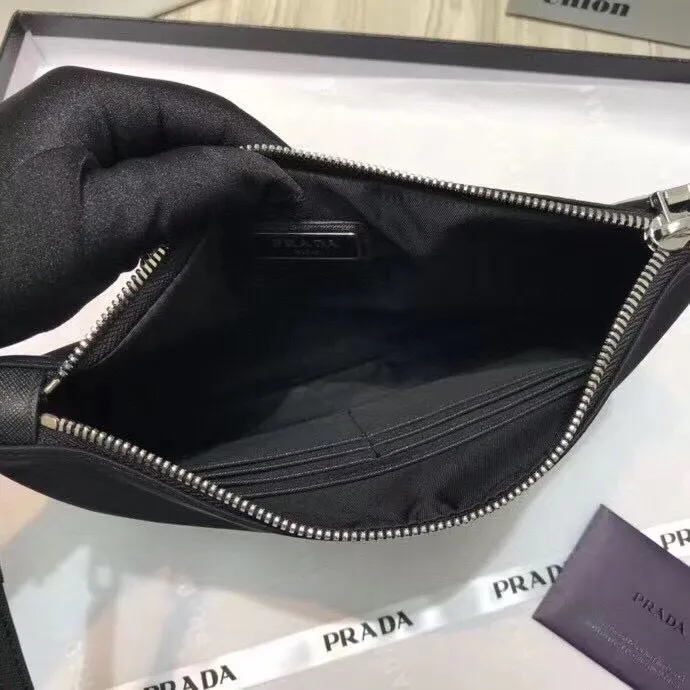 Batch 300¥ [original order purchasing agent level] PRADA limited edition men's handbag💼The latest style, counter synchronization, genuine development, model 1NH545067 Color: black/triangle mark, inner code cloth label 208 OEM code💋Top original imported nylon material + cowhide, nylon lining, original imported polished steel metal accessories! The exquisite wiring is even and neat, the workmanship is exquisite, the quality is comparable to the original product, size: 28cm long and 18cm high [with original packaging box]