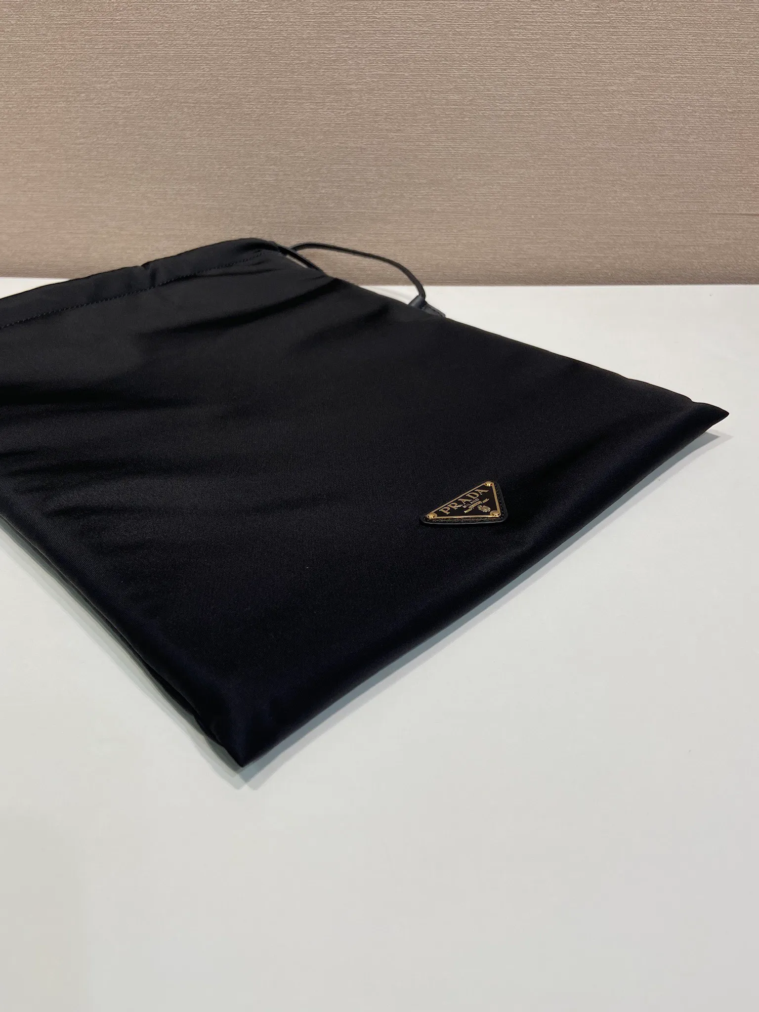 💰560🎉New handbag🎉1NK001 drawstring pouch🎉💰 This drawstring pouch is made of Re-Nylon nylon, with a calf leather drawstring top, enamelled triangular metal logo, Re-Nylon lining with patch pockets, it can also be used as a handbag/storage bag and cosmetic bag. The functionality is very practical, and it is a popular style that will never go out of style. It is worth owning🎉 Height: 35cm Width: 29cm