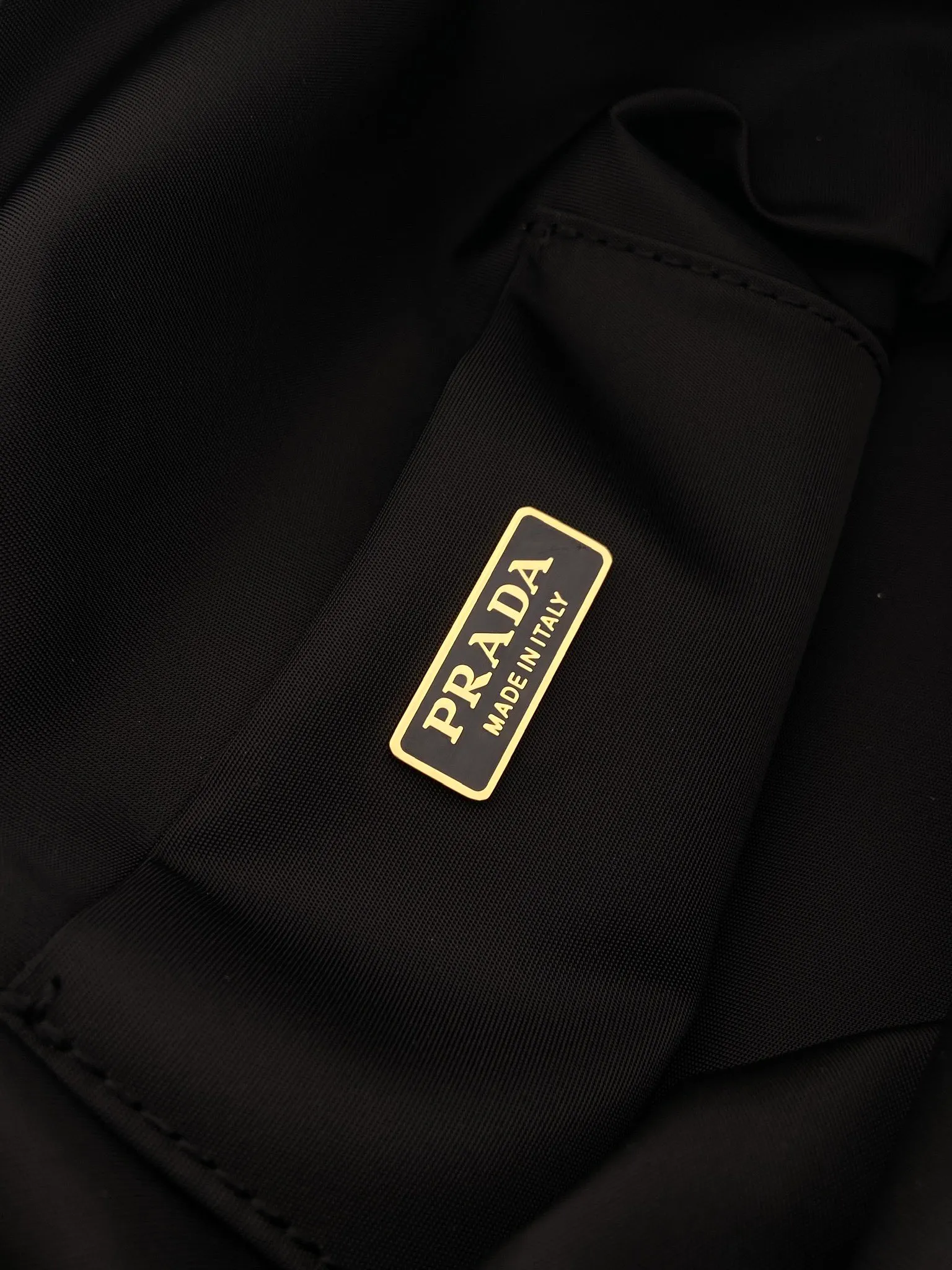 💰560🎉New handbag🎉1NK001 drawstring pouch🎉💰 This drawstring pouch is made of Re-Nylon nylon, with a calf leather drawstring top, enamelled triangular metal logo, Re-Nylon lining with patch pockets, it can also be used as a handbag/storage bag and cosmetic bag. The functionality is very practical, and it is a popular style that will never go out of style. It is worth owning🎉 Height: 35cm Width: 29cm