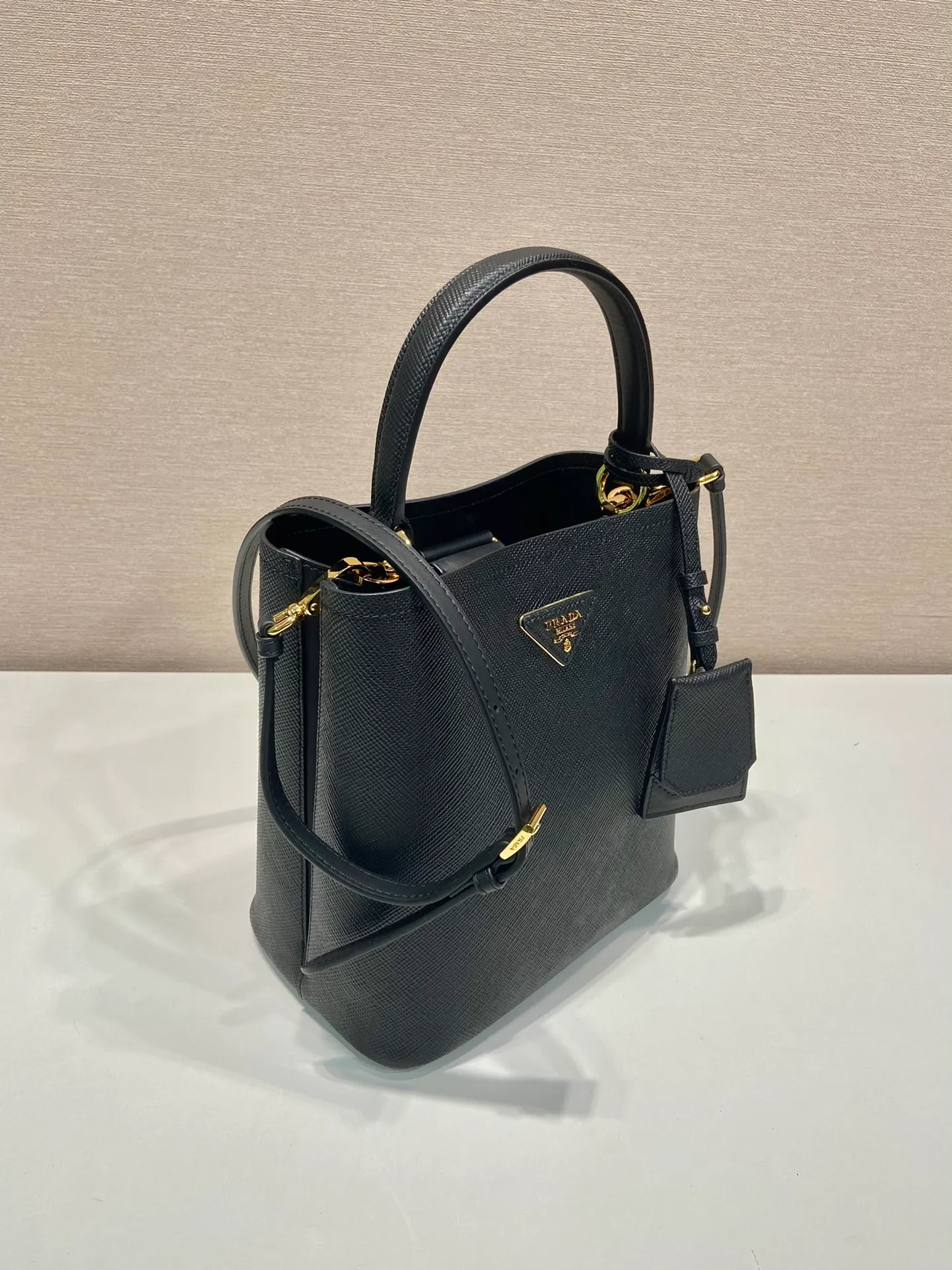💰1840🔆Exclusive first release🔆1BA212💋New color🤙🤙Made of imported Saffiano leather material, the detachable shoulder strap, leather nameplate and metal logo complement each other. Leather-covered central pocket with magnetic buckle. Saffiano leather triangle logo. Contrast color nappa leather lining. This Double handbag has an elegant style, eye-catching and unique. It is also a popular style🙋🏻🙋🏻Length 22X Height 23X Bottom 13cm