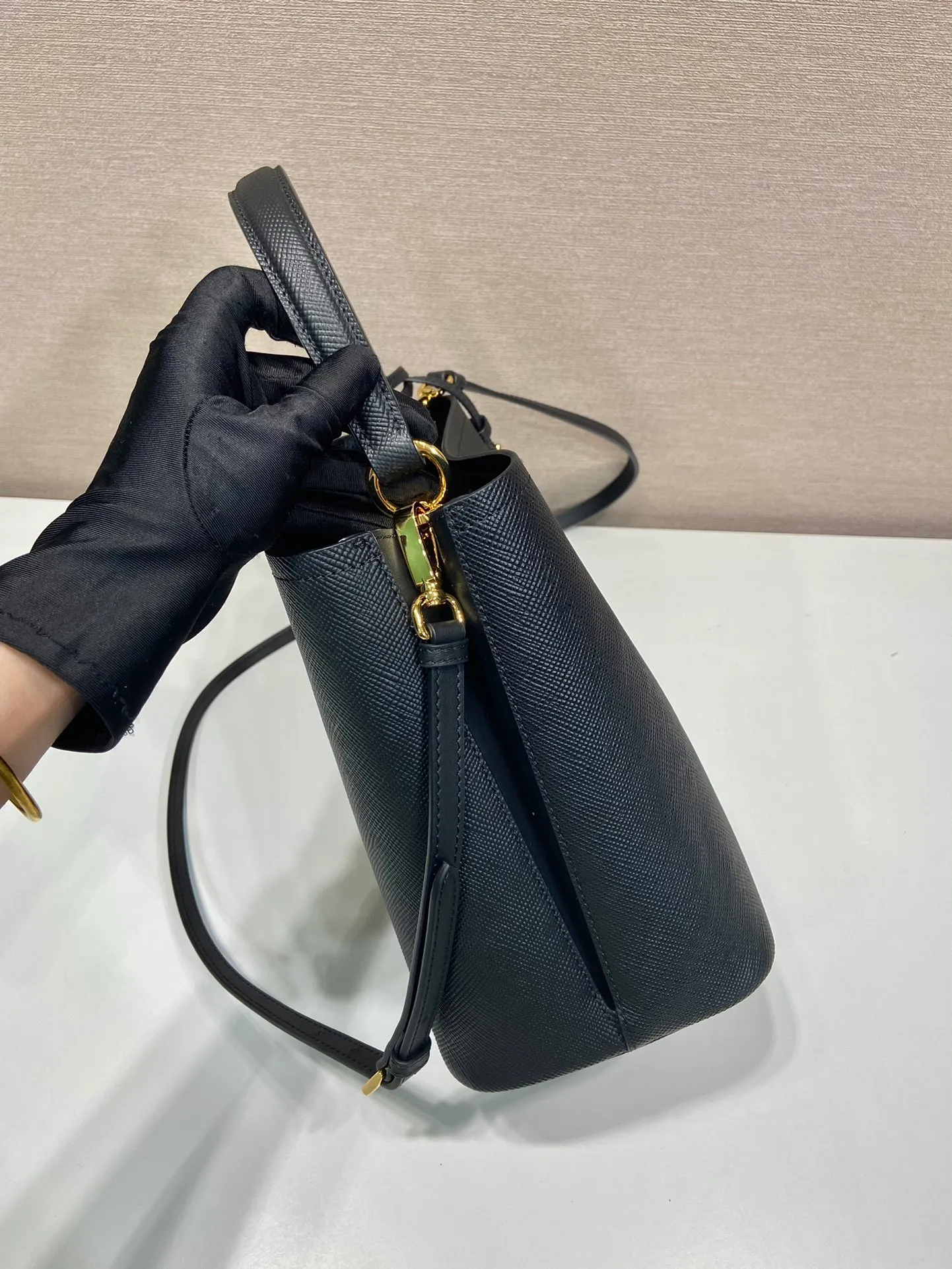 💰1840🔆Exclusive first release🔆1BA212💋New color🤙🤙Made of imported Saffiano leather material, the detachable shoulder strap, leather nameplate and metal logo complement each other. Leather-covered central pocket with magnetic buckle. Saffiano leather triangle logo. Contrast color nappa leather lining. This Double handbag has an elegant style, eye-catching and unique. It is also a popular style🙋🏻🙋🏻Length 22X Height 23X Bottom 13cm