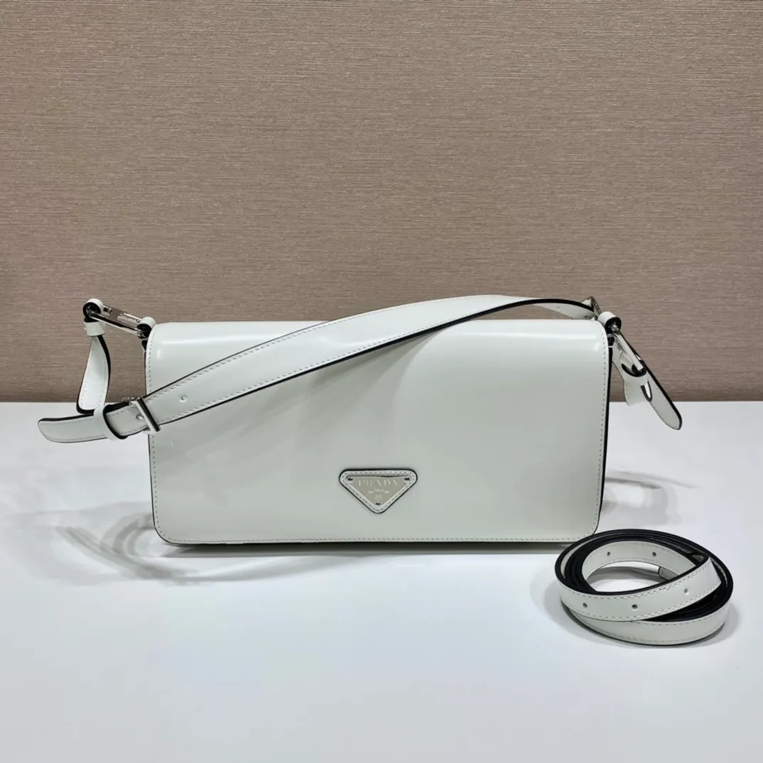 💰1600🎉New style🎉1BD323🎉🎉 This clamshell shoulder bag is full of modernity👏 Made of imported cowhide and equipped with two detachable and interchangeable long and short shoulder straps. Can be worn on one shoulder or across the body. Simple, elegant and trendy, this retro and high-end bag can instantly transform you into a girl when you carry it on your back. It has a large capacity and is versatile and fashionable. It is also a fashionable style that will never go out of style. Hurry up and get it. 🎉🎉 Length 26x Height 12x Bottom 4.8cm