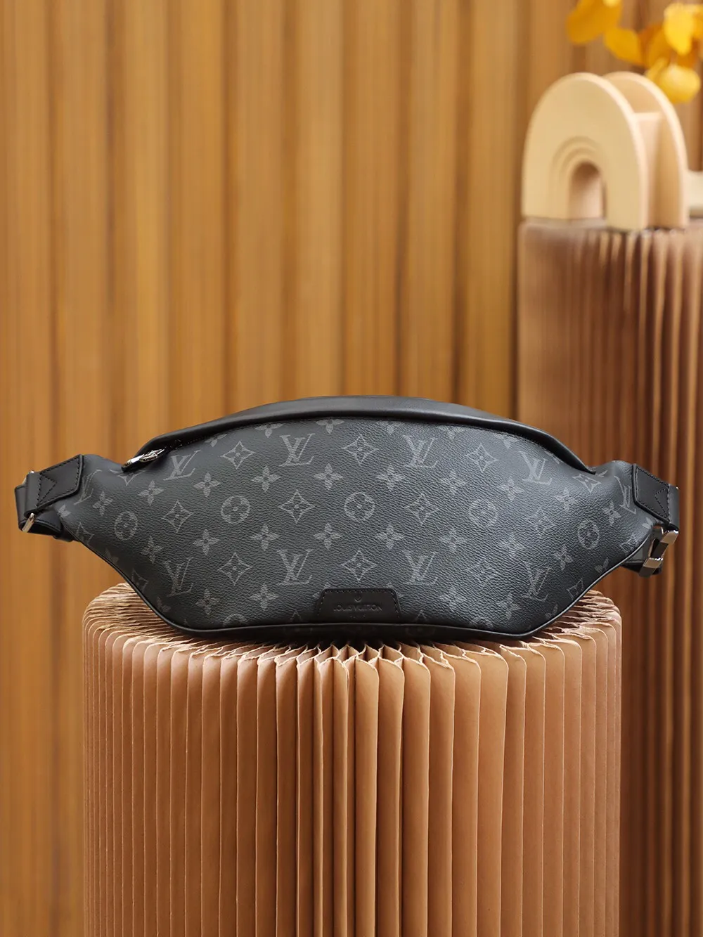 P¥920👉nfc dynamic chip version👈[Top-level inspection-free all-steel hardware] Developed by the original factory,👏👏This Discovery waist bag is made of Monogram Eclipse canvas, combining casual fashion and modern functionality. The shape is ergonomic and equipped with an adjustable strap, which can be worn around the waist, carried on the shoulder or hung casually on the chest. Zippered pockets on the front and back provide easy access to your phone, cards and keys. Monogram Eclipse coated canvas, cowhide trim, fabric lining, zipper closure, exterior pocket on the front, patch pocket on the back! ! Model: M44336; Size: 47x20x9CM