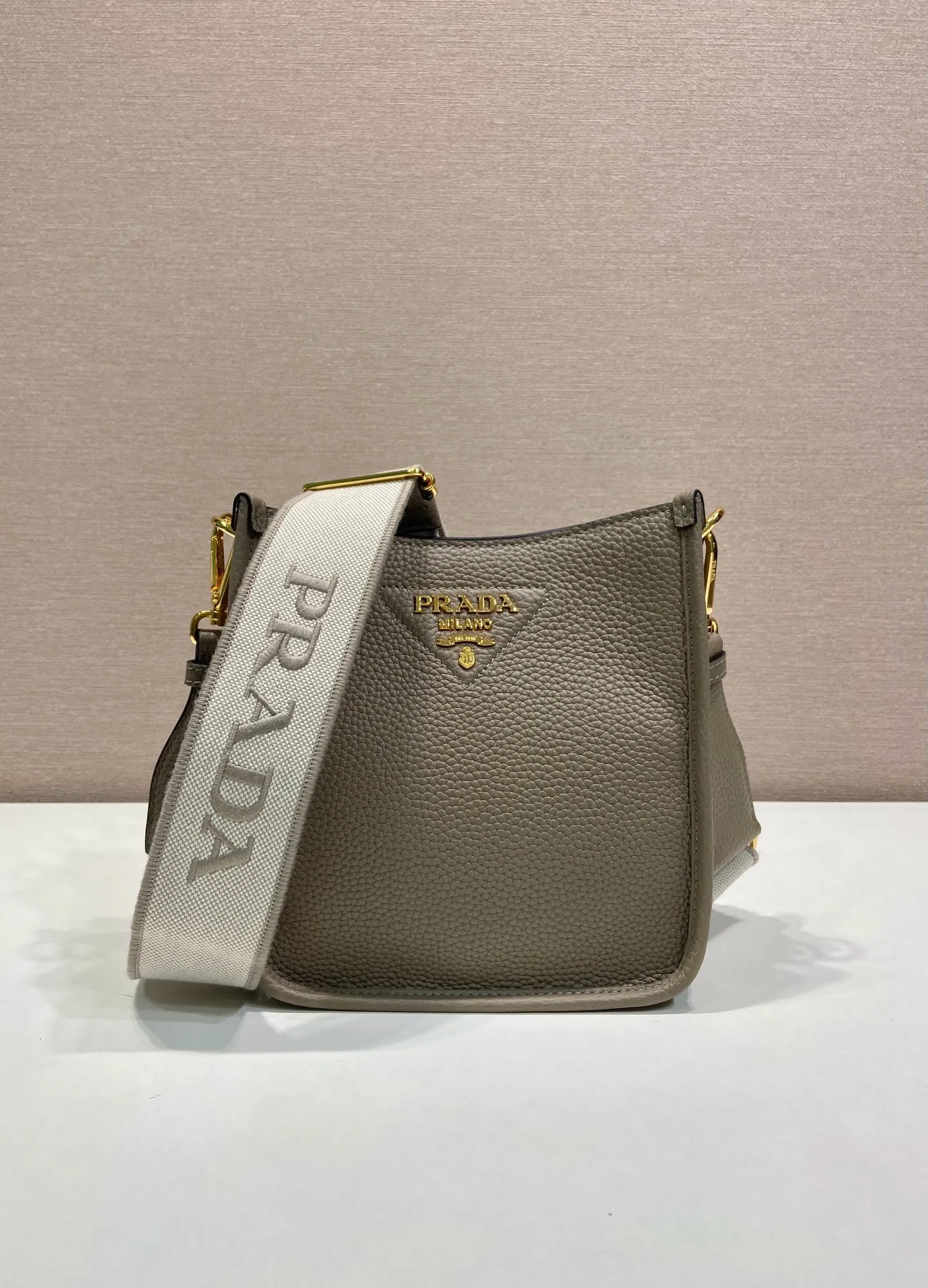 💰1560👏New style double shoulder bag👏1BH191-1/tote bag This leather mini shoulder bag has a simple design. A metallic triangle logo on the front adds signature tone. Equipped with detachable logo-printed webbing and leather shoulder straps, it can be exchanged at any time for different outfits and occasions😘😘to highlight its modern style. High fashion is the main fashion for daily matching. Hurry up and get it, it’s so beautiful👏👏 Length 19x height 20x base 6cm👏👏👏😘😘😘