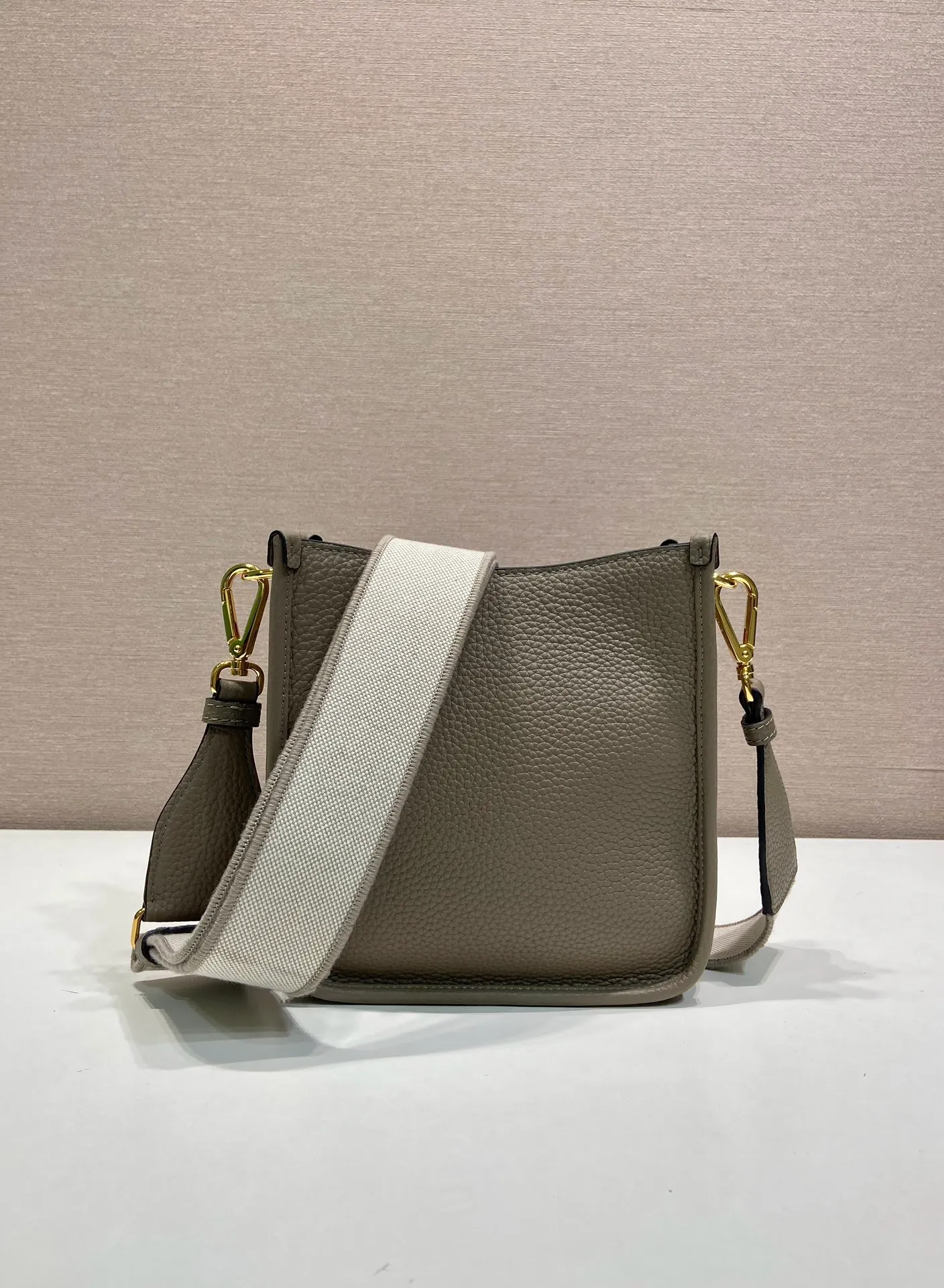 💰1560👏New style double shoulder bag👏1BH191-1/tote bag This leather mini shoulder bag has a simple design. A metallic triangle logo on the front adds signature tone. Equipped with detachable logo-printed webbing and leather shoulder straps, it can be exchanged at any time for different outfits and occasions😘😘to highlight its modern style. High fashion is the main fashion for daily matching. Hurry up and get it, it’s so beautiful👏👏 Length 19x height 20x base 6cm👏👏👏😘😘😘