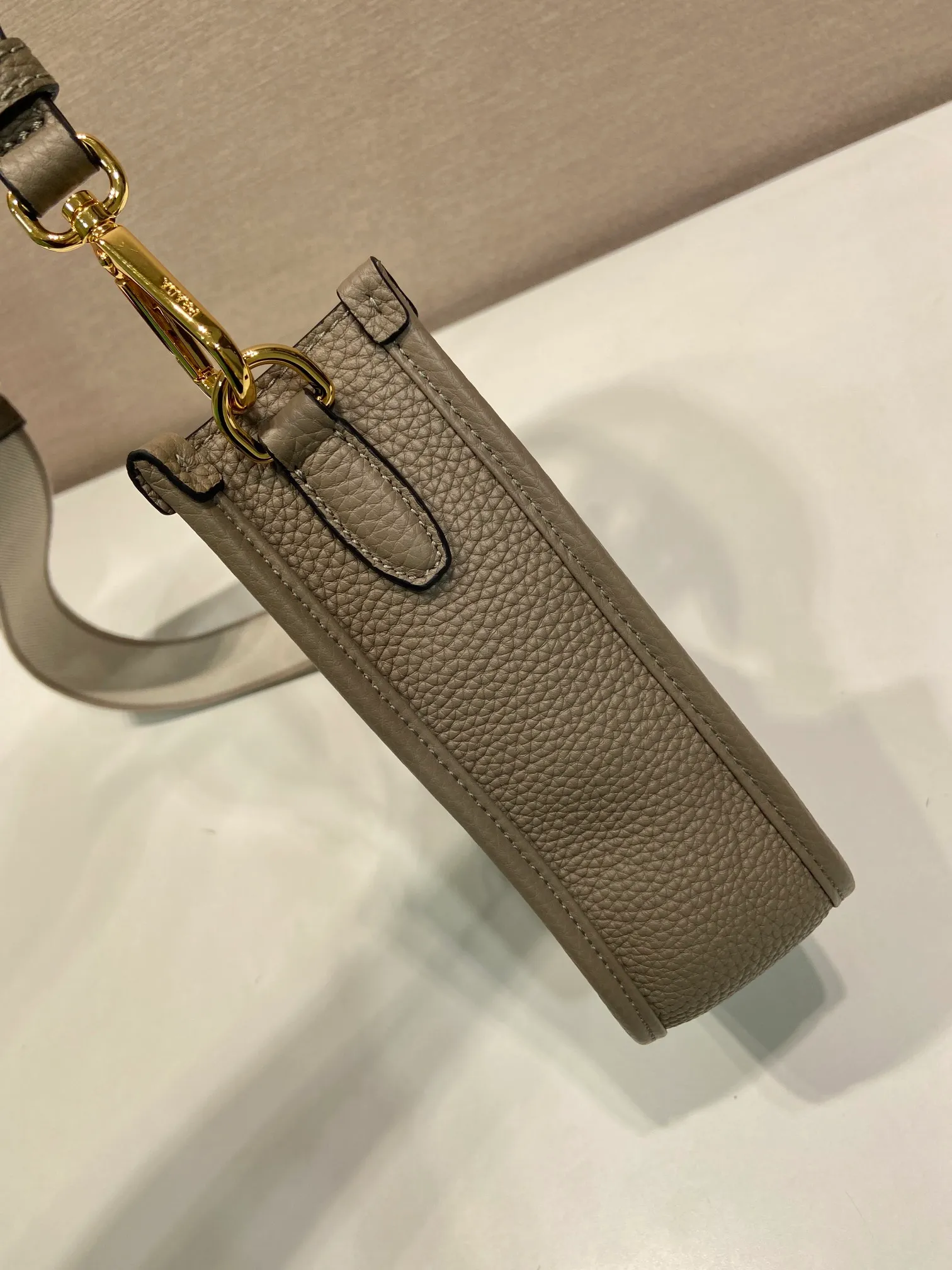 💰1560👏New style double shoulder bag👏1BH191-1/tote bag This leather mini shoulder bag has a simple design. A metallic triangle logo on the front adds signature tone. Equipped with detachable logo-printed webbing and leather shoulder straps, it can be exchanged at any time for different outfits and occasions😘😘to highlight its modern style. High fashion is the main fashion for daily matching. Hurry up and get it, it’s so beautiful👏👏 Length 19x height 20x base 6cm👏👏👏😘😘😘
